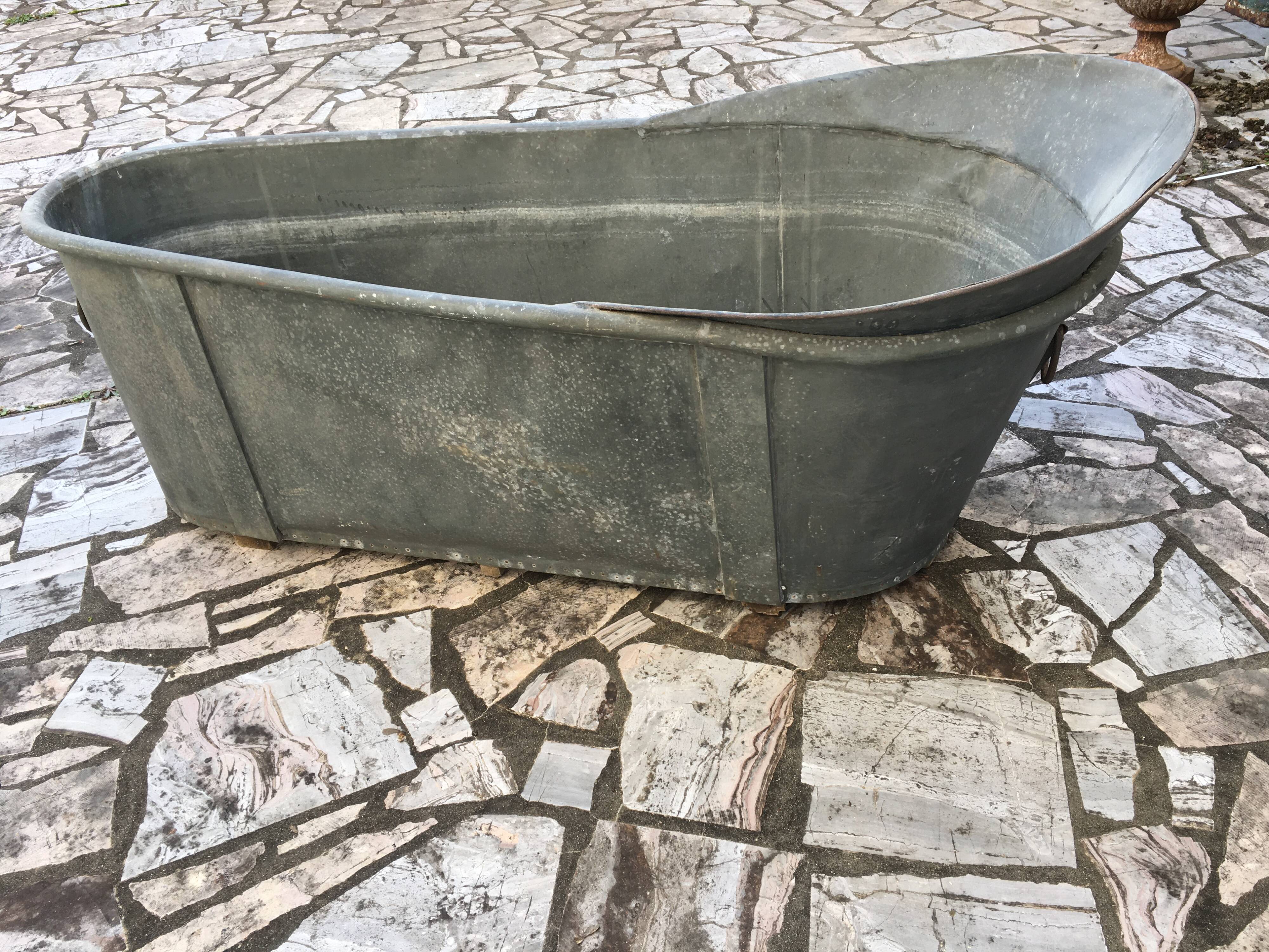 Zinc bathtub of the nineteenth