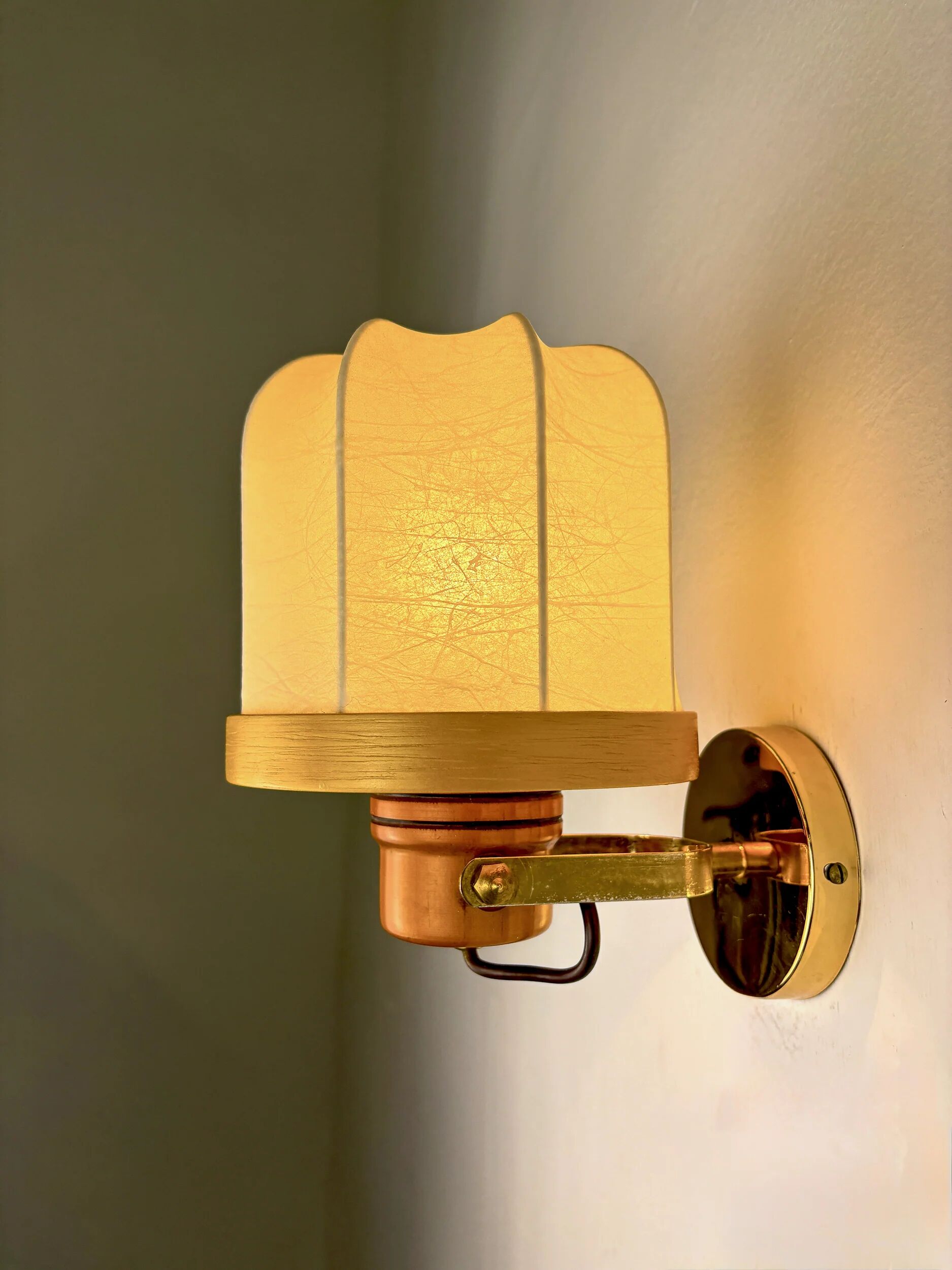 Italian articulated "Cocoon" wall light, resin and pine, 1970s