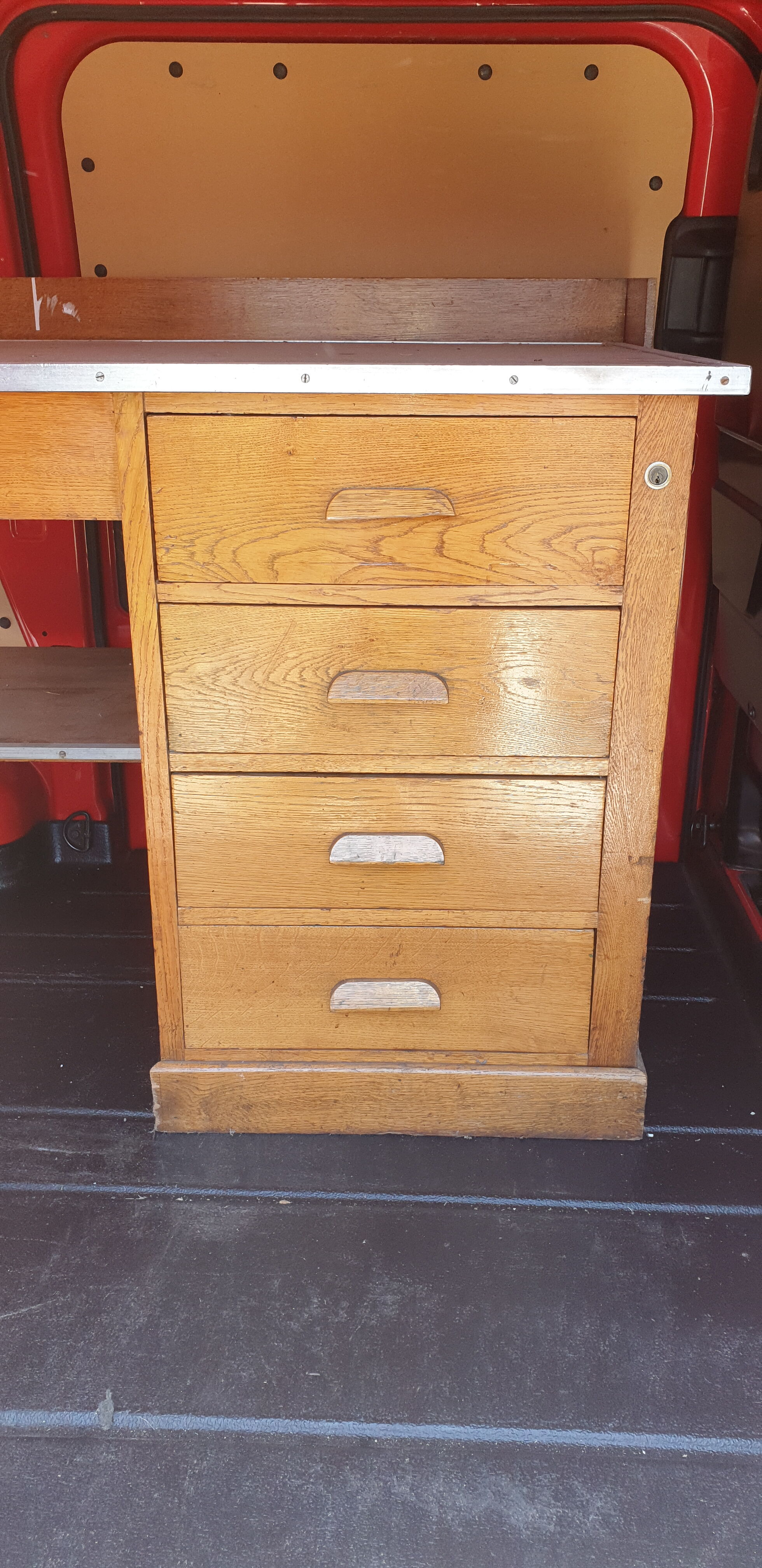 Old industrial workshop establishment and its 4 drawers