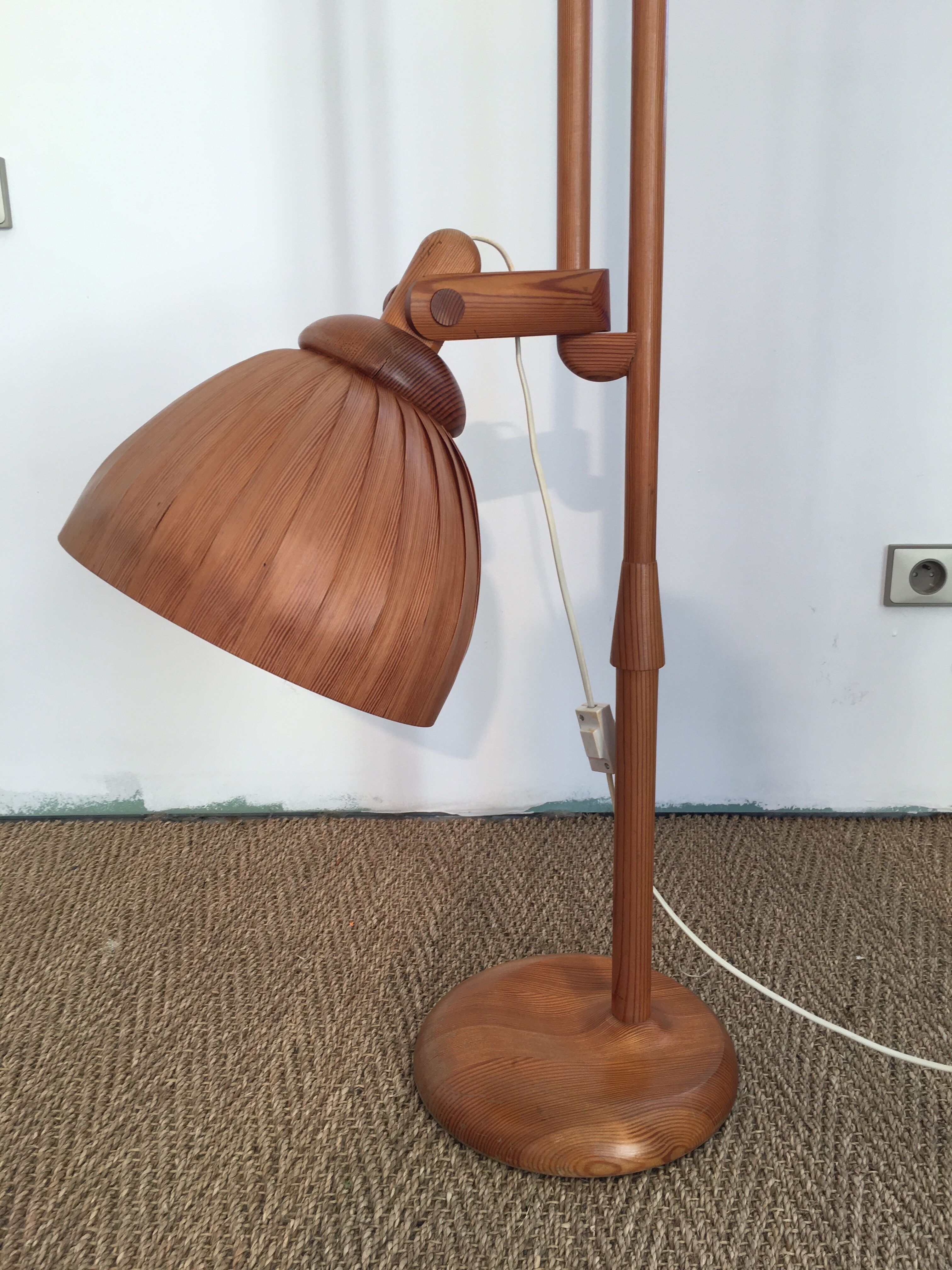 Vintage lamp 1960 wood goes up and down