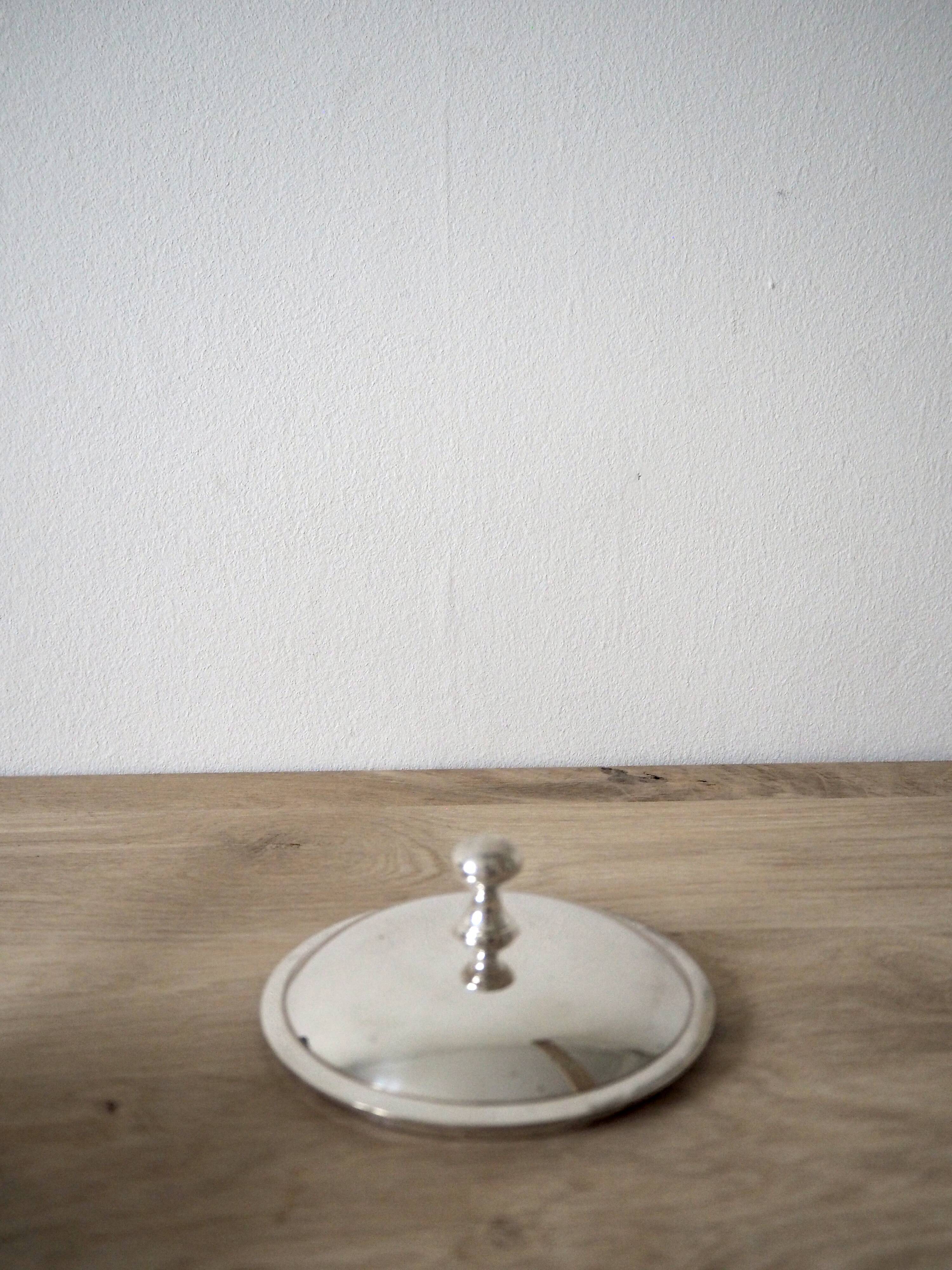 Pot à sauce en argent avec manche