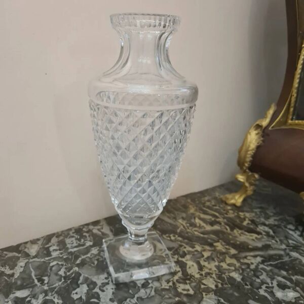Cristallerie saint louis - vase balustre sur piédouche en cristal taillé en pointe de diamant signe