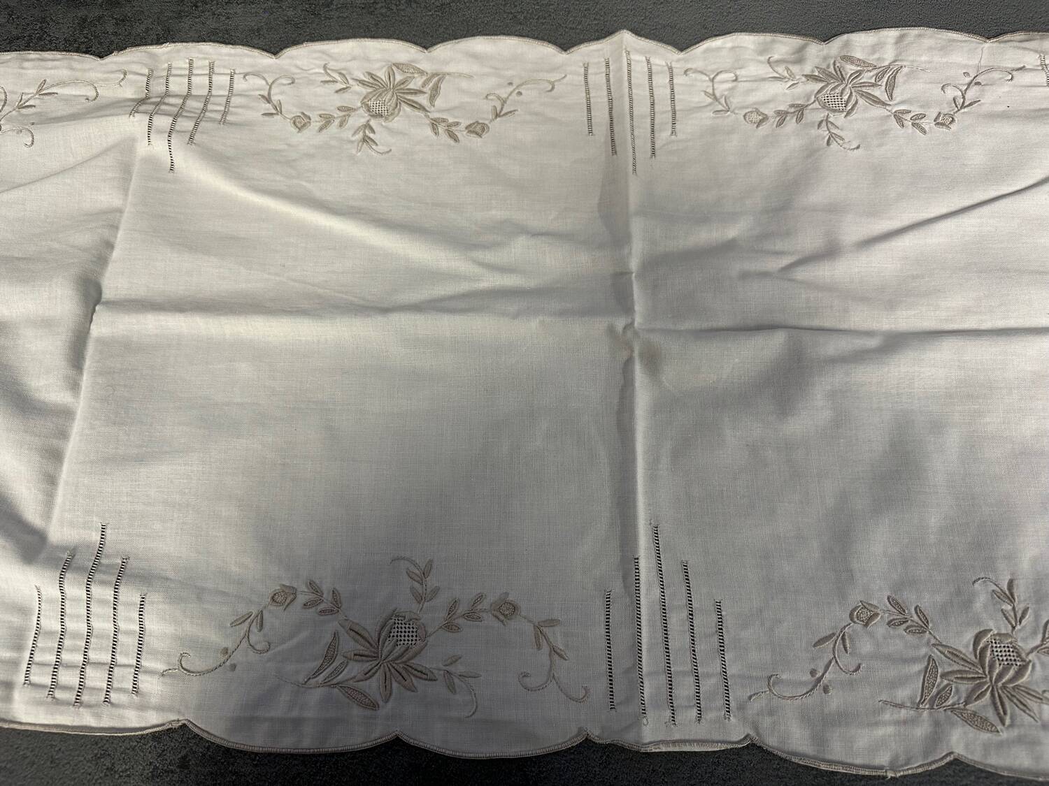 Old embroidered cotton table runner - circa 1900 - l 105 cm / l 68 cm