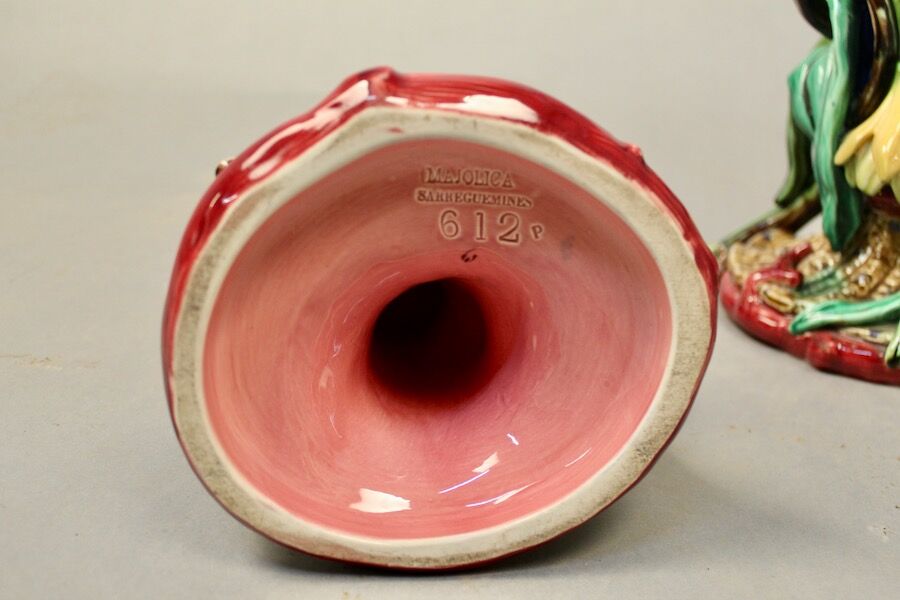 Pairs of vases decorated with majolica sarguemine flowers