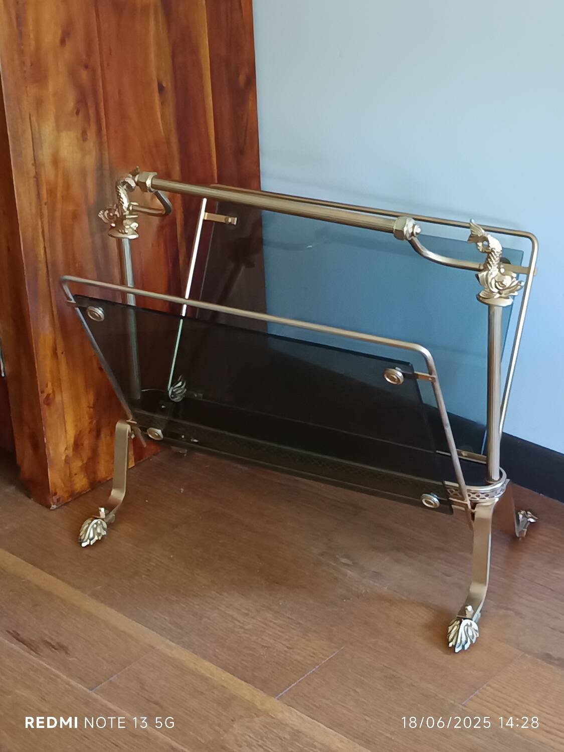 porte revues en bronze et verre teinté 1950 à pieds griffés