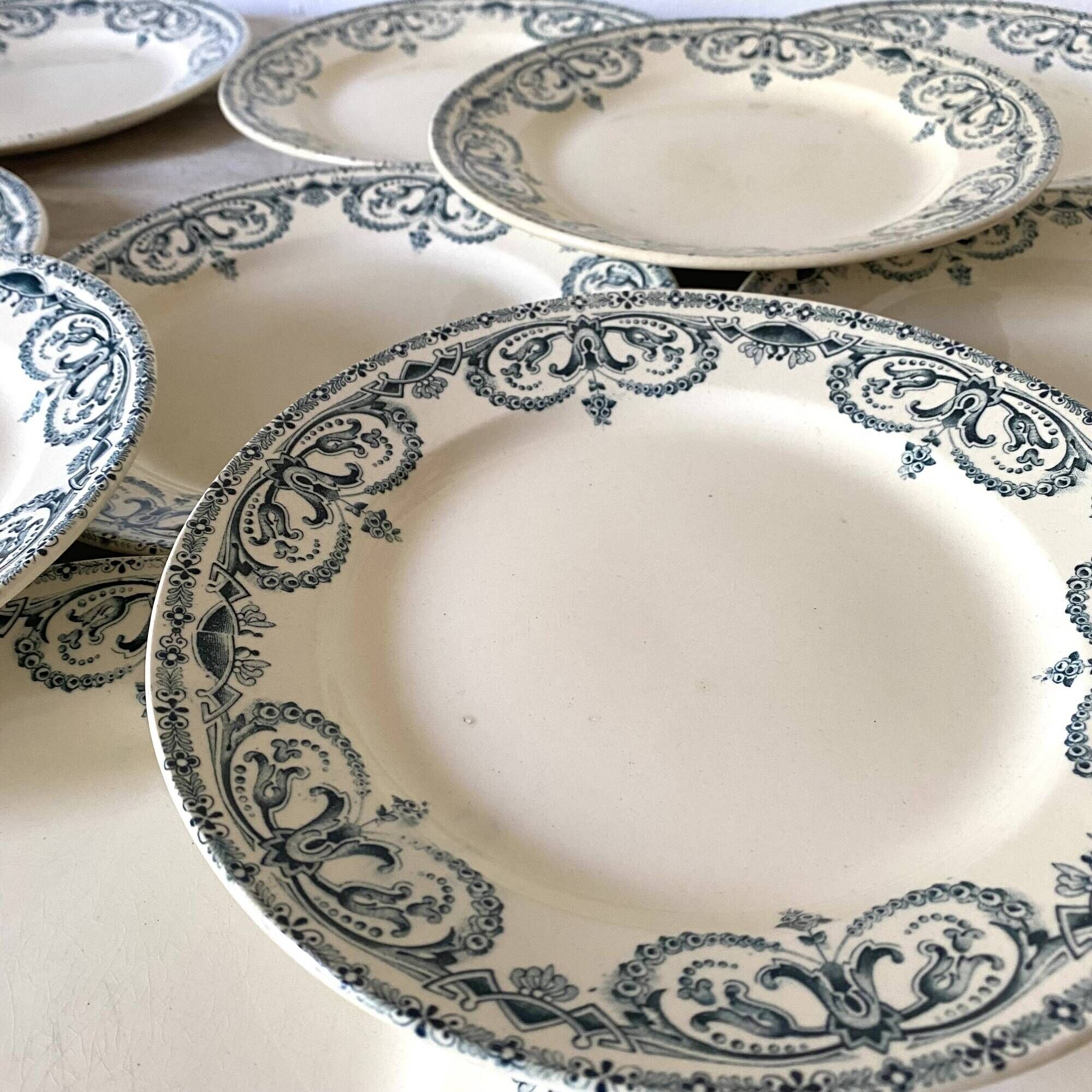 Assiettes plates anciennes Terre de Fer bleu encre début XXe