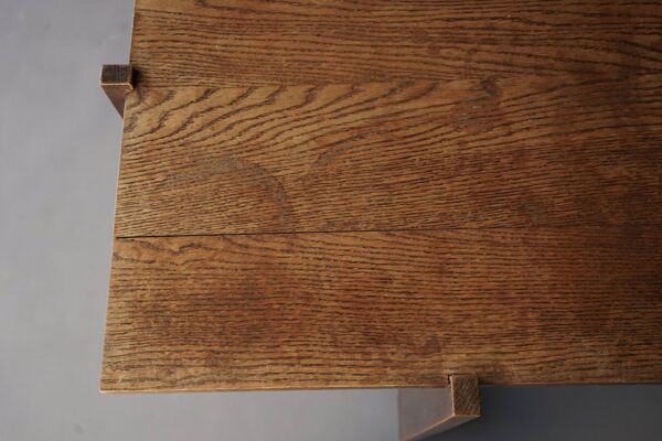 Table d'appoint en chêne de l'école moderniste néerlandaise de La Haye. Années 1930