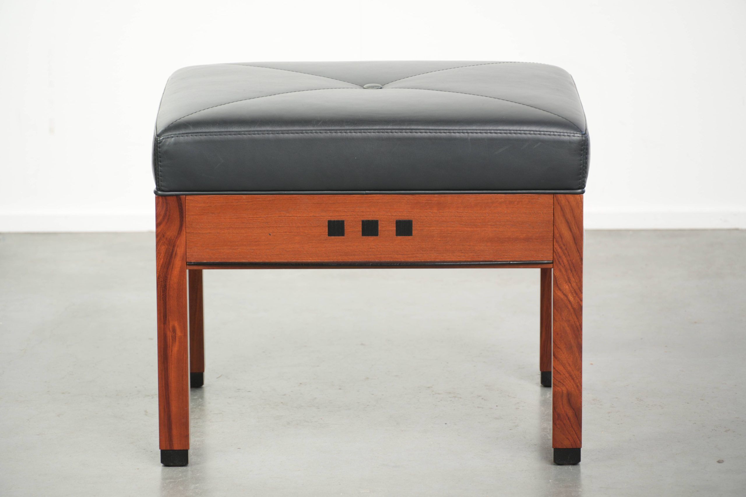 Ottoman en cuir noir au design Art Déco