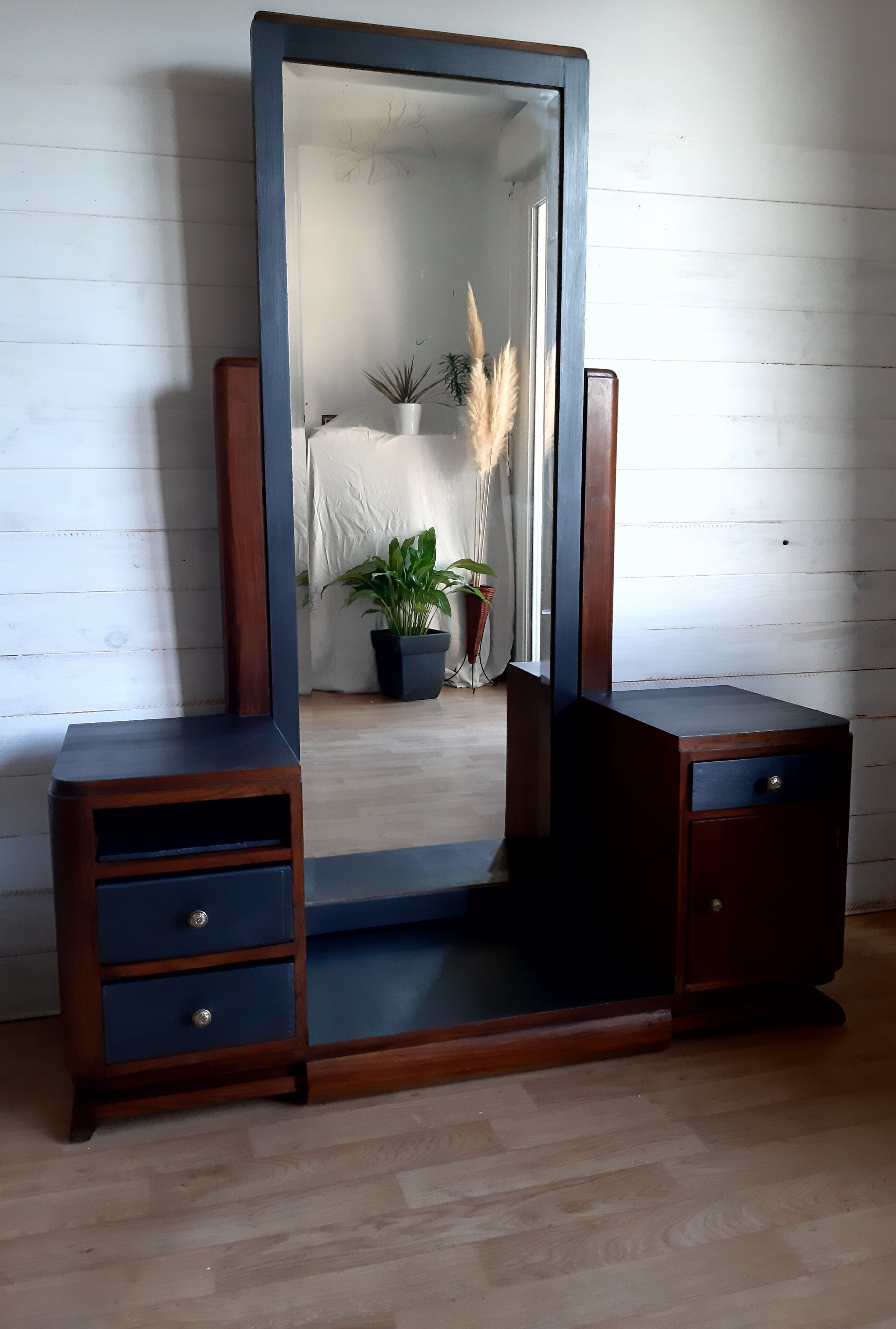 Art Deco hairdresser