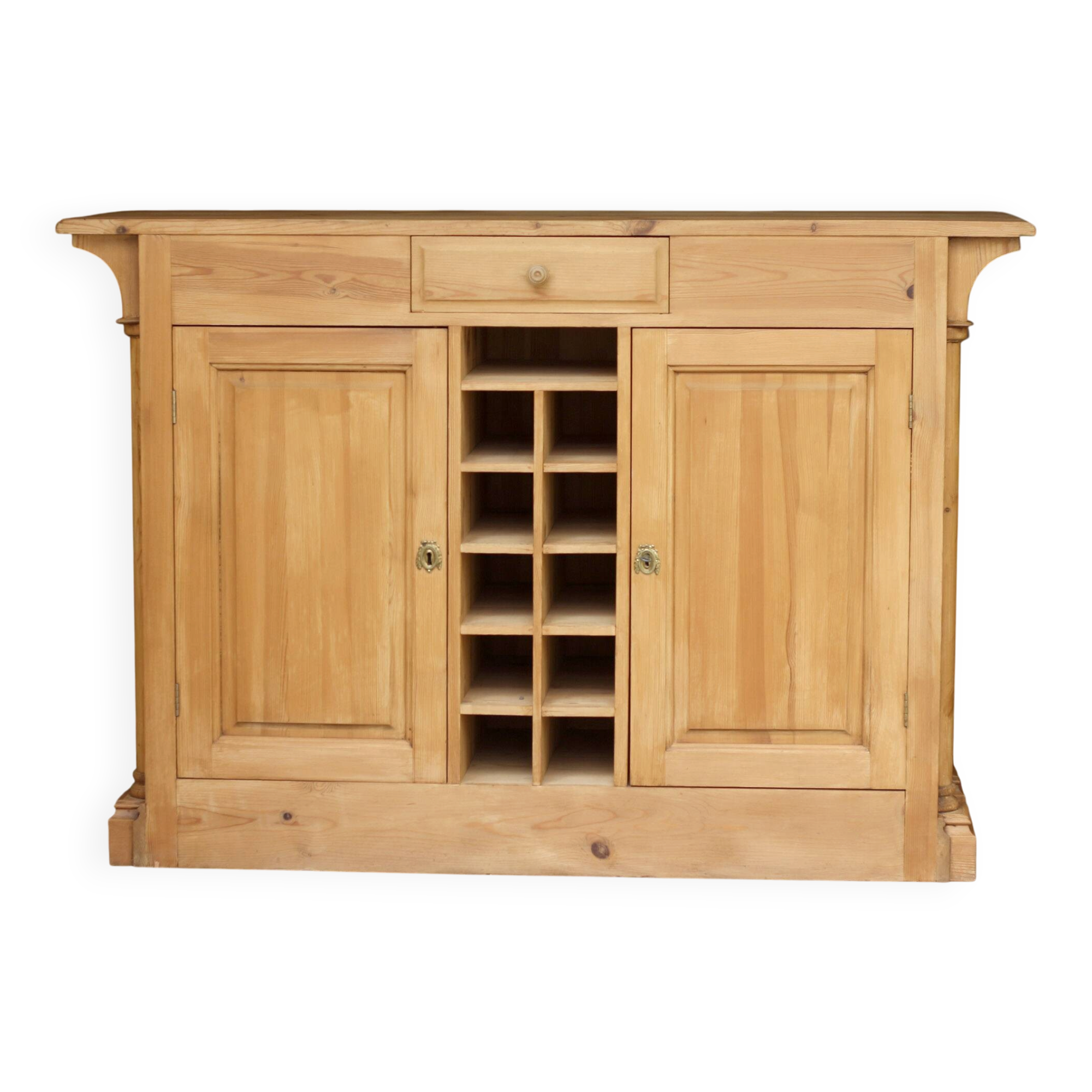 Magnificent hotel counter (19th century): central kitchen island, counter.
