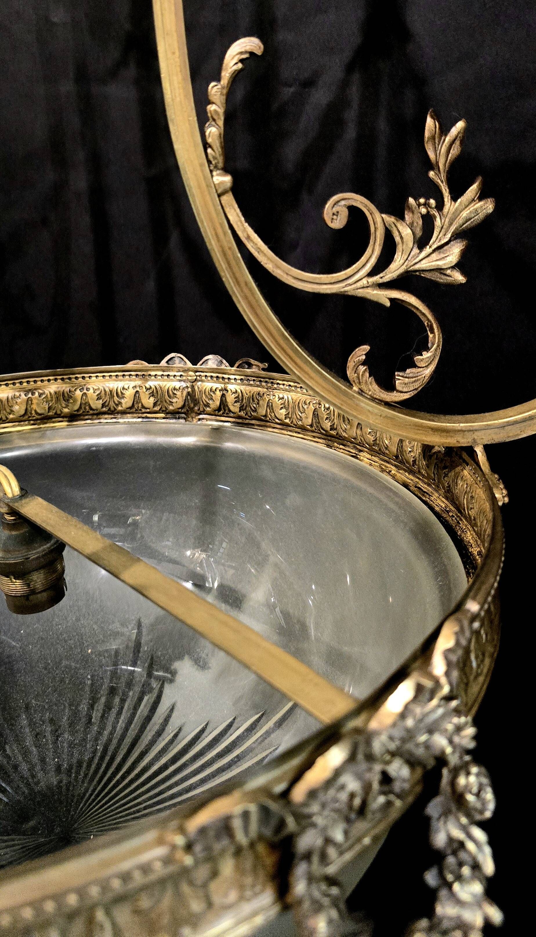 Gilt bronze and frosted glass chandelier – Louis XVI style