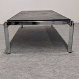Table basse moderniste italienne en métal chromé et ardoise vers 1970
