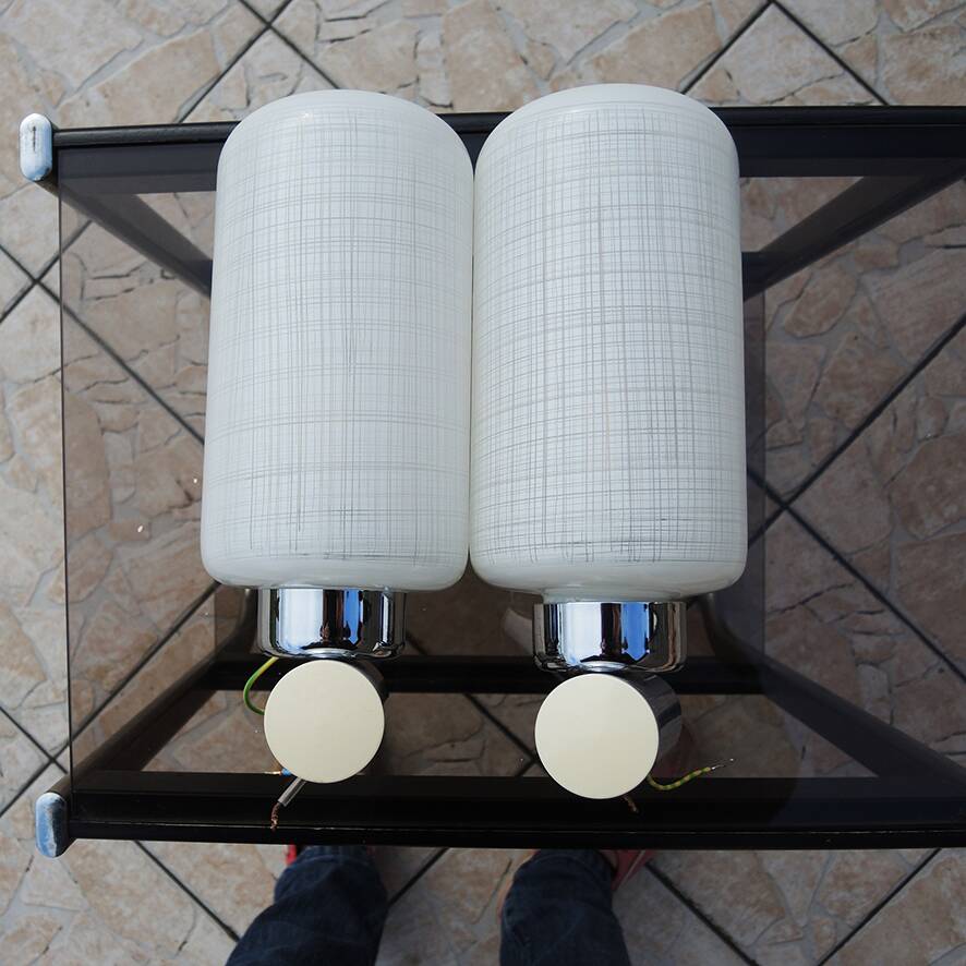 2 anciennes appliques en chrome et verre blanc