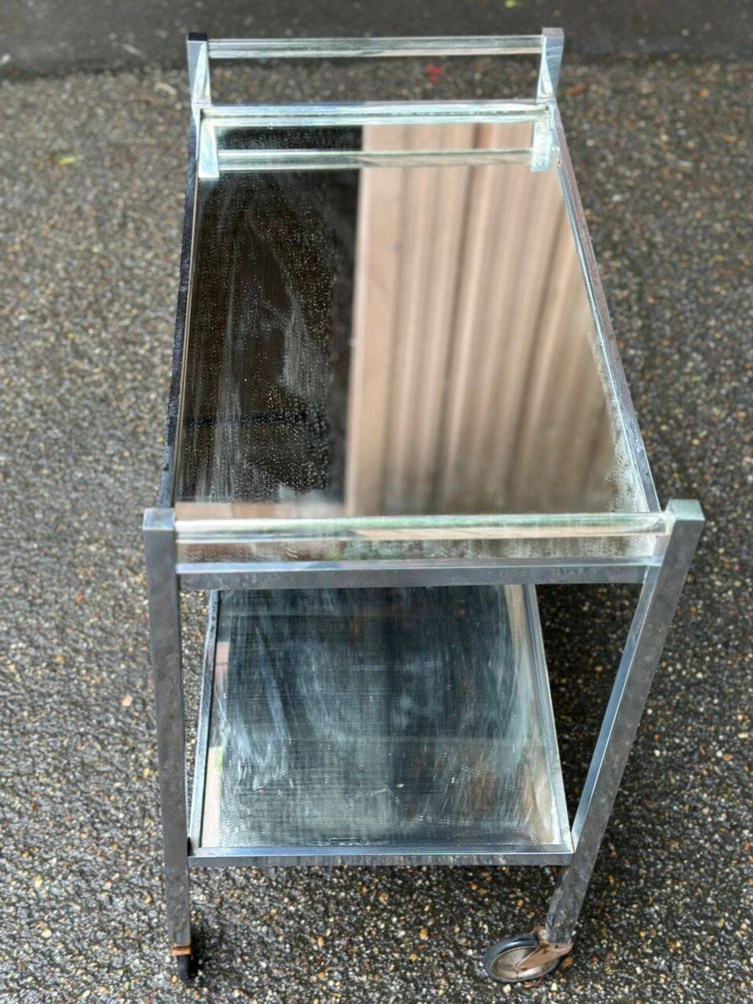 Vintage rolling bar from the 1970s in chrome metal and mirror.