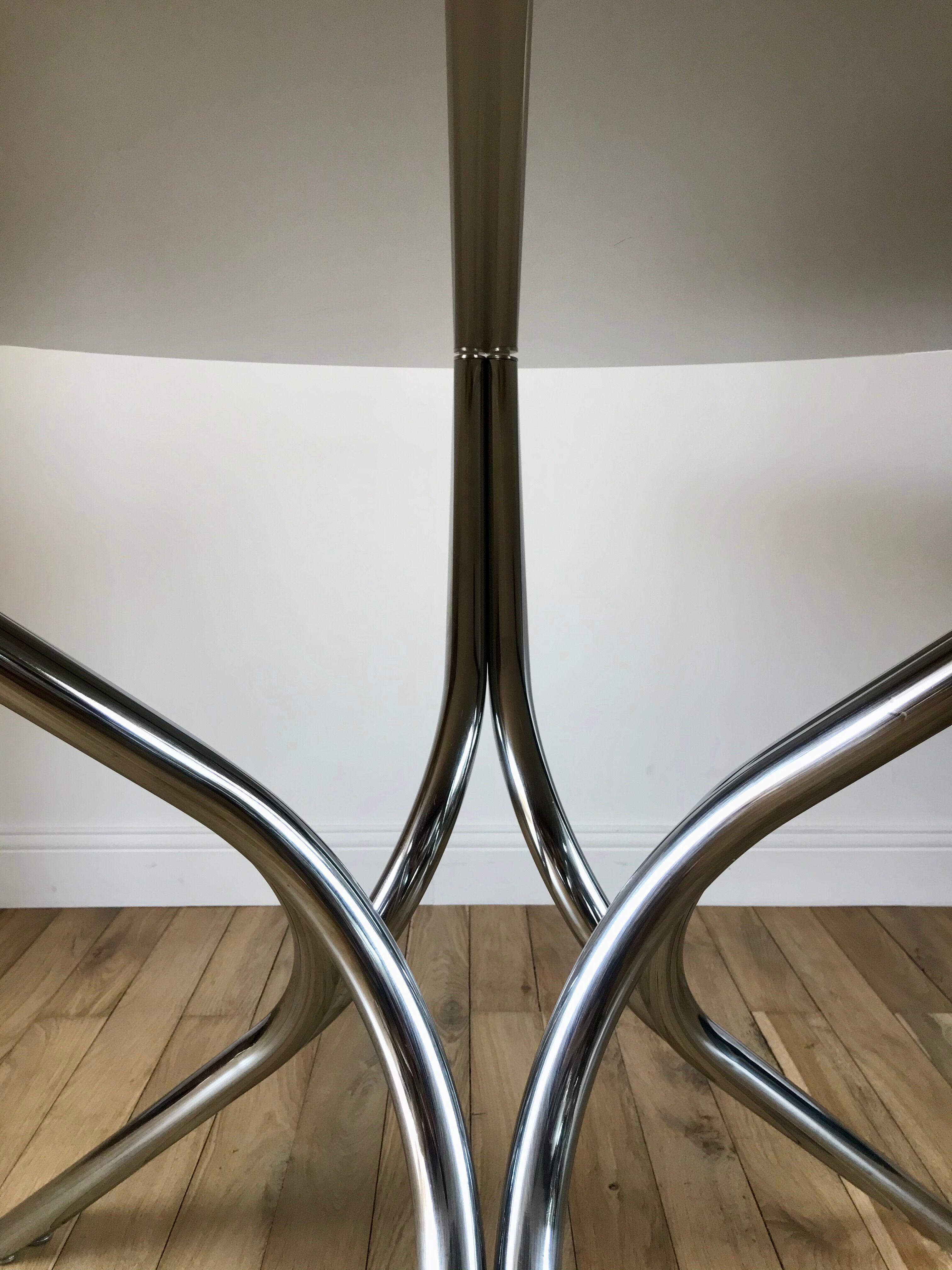 Set consisting of a table in chrome and smoked glass and its 4 tubular chairs in chrome and skaï a