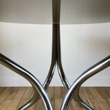 ensemble composé d'une table en chrome et verre fumé et ses 4 chaises tubulaires en chrome et skaï a
