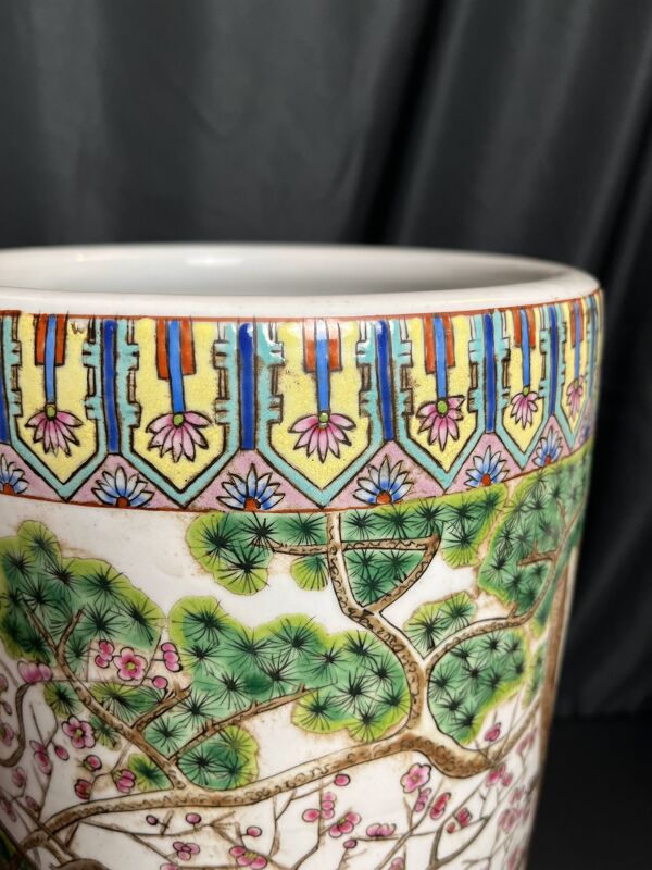 Vase rouleau en porcelaine décor grues et flore, Chine XIXème