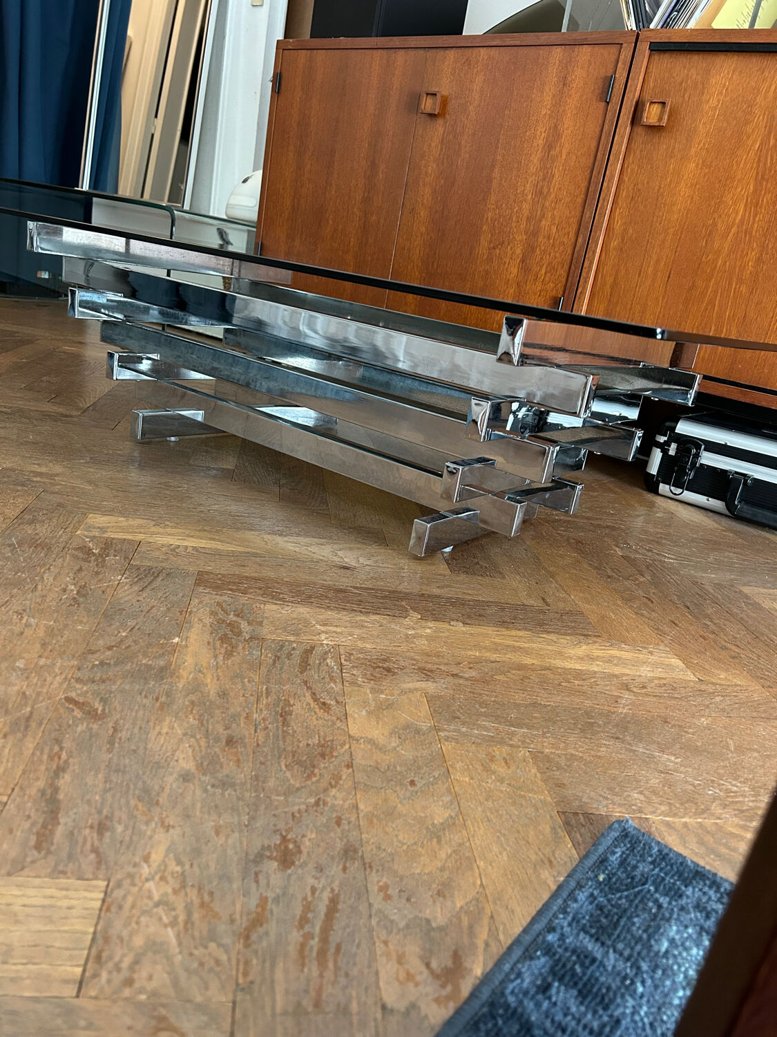 70s design coffee table in rectangular glass with chrome legs.