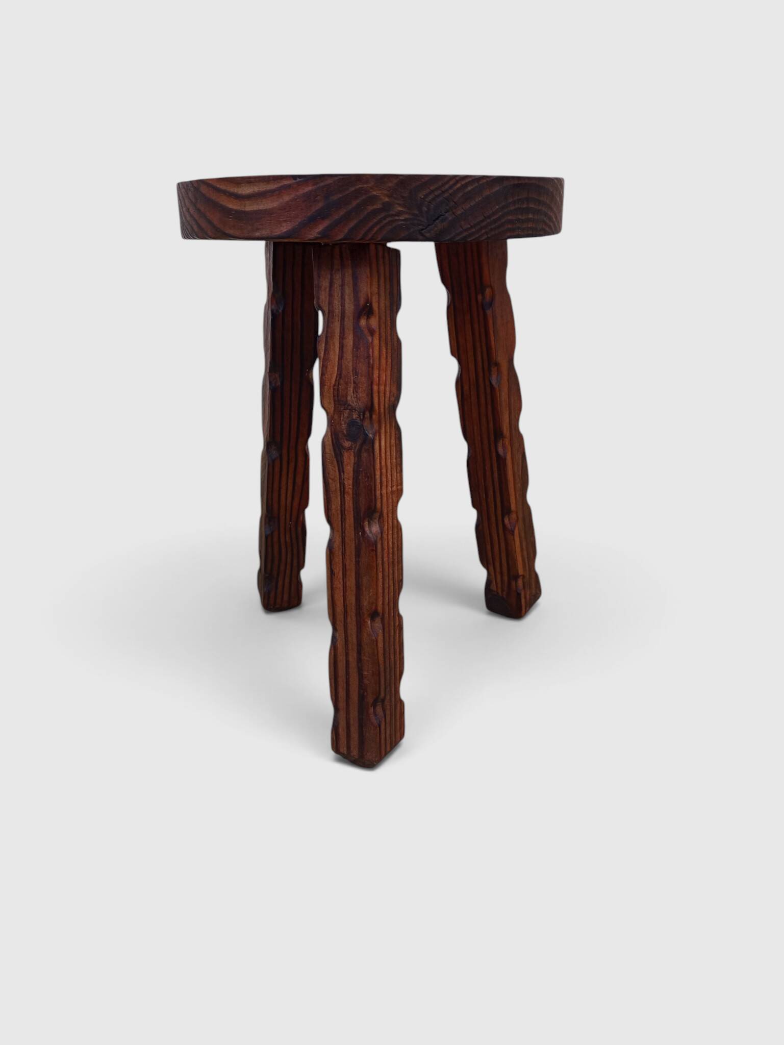Tabouret tripode brutaliste sculpté -- Bois massif – Années 60