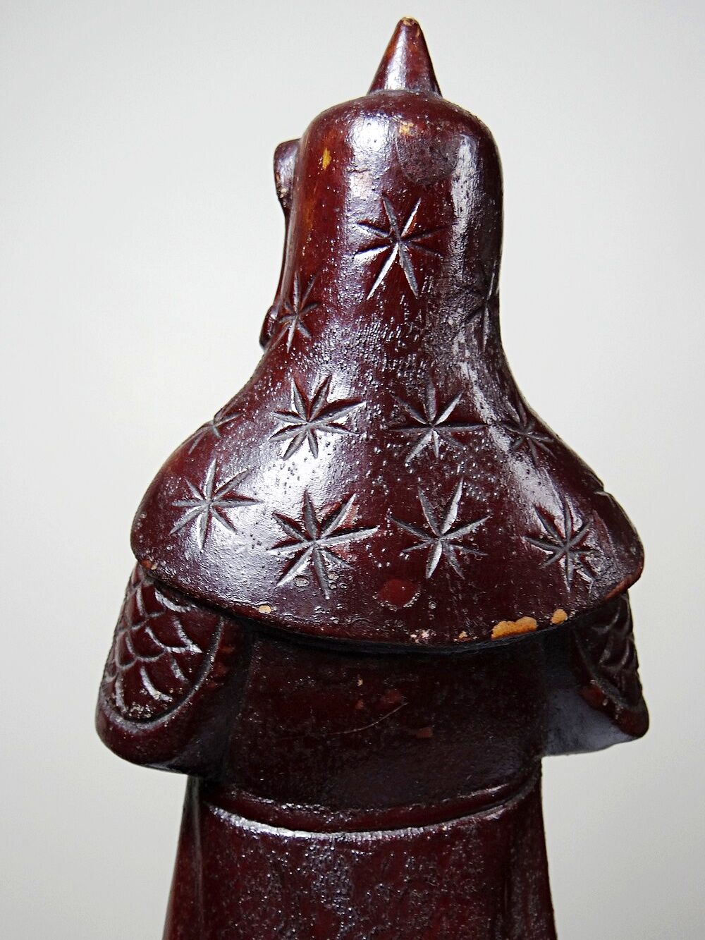 Asian statuette, popular art in carved monoxyle wood, vintage 1930-1960.