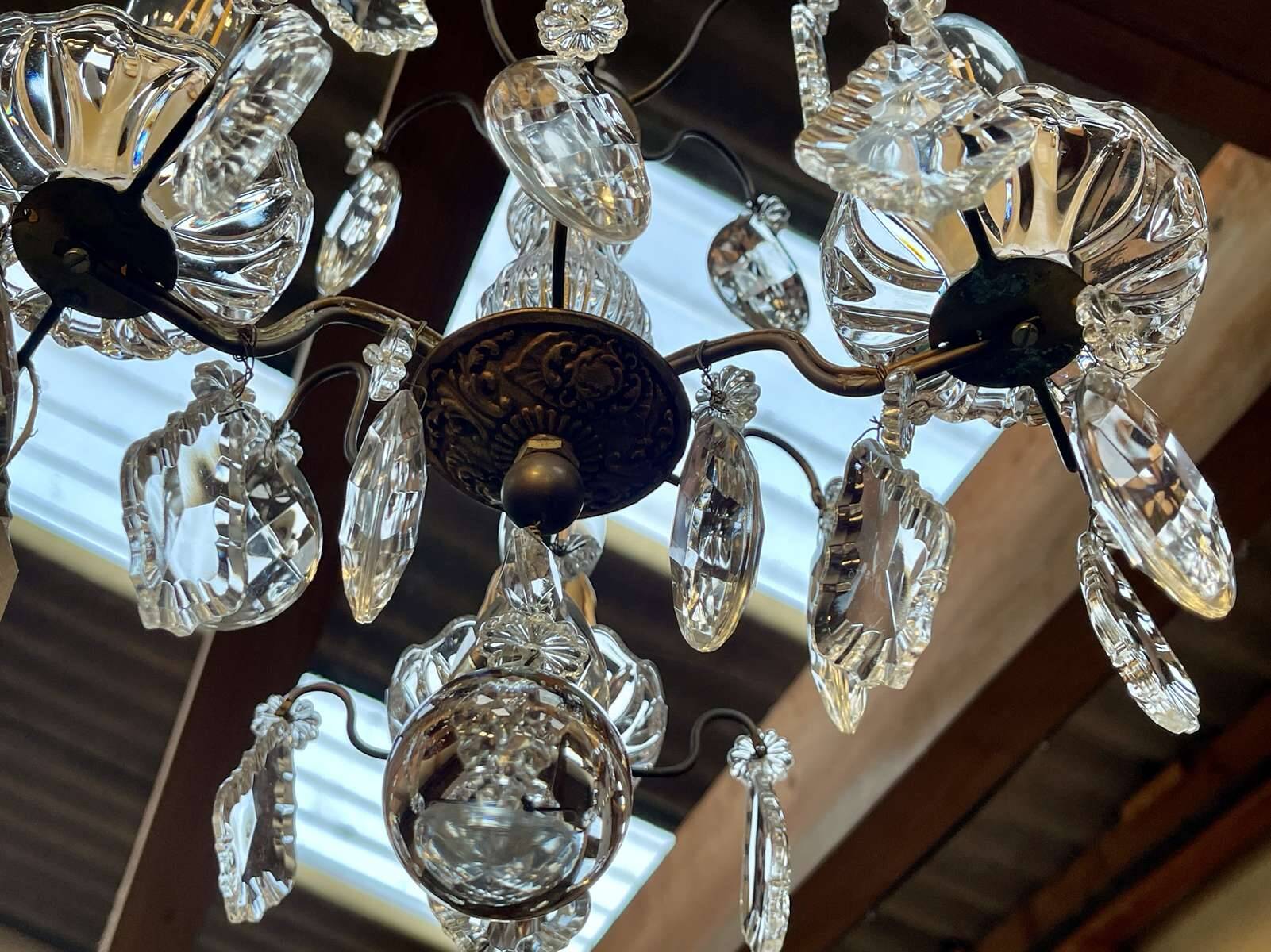 Three-light chandelier in bronze and cut crystal, early 20th century work.