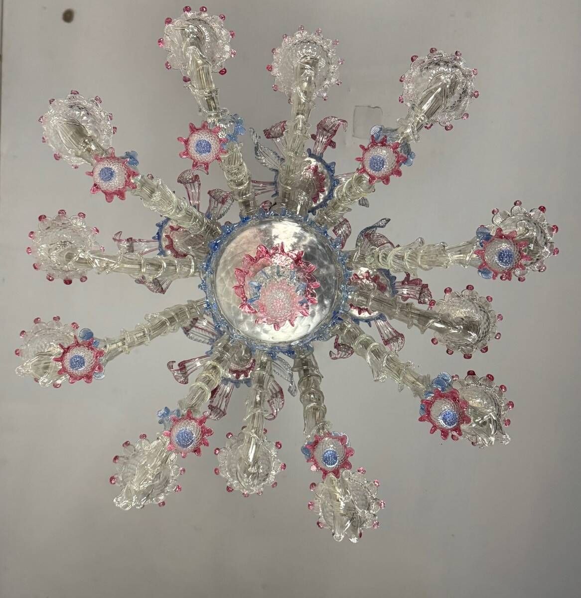 Rezzonico Venetian chandelier in colorless, blue and red Murano glass, circa