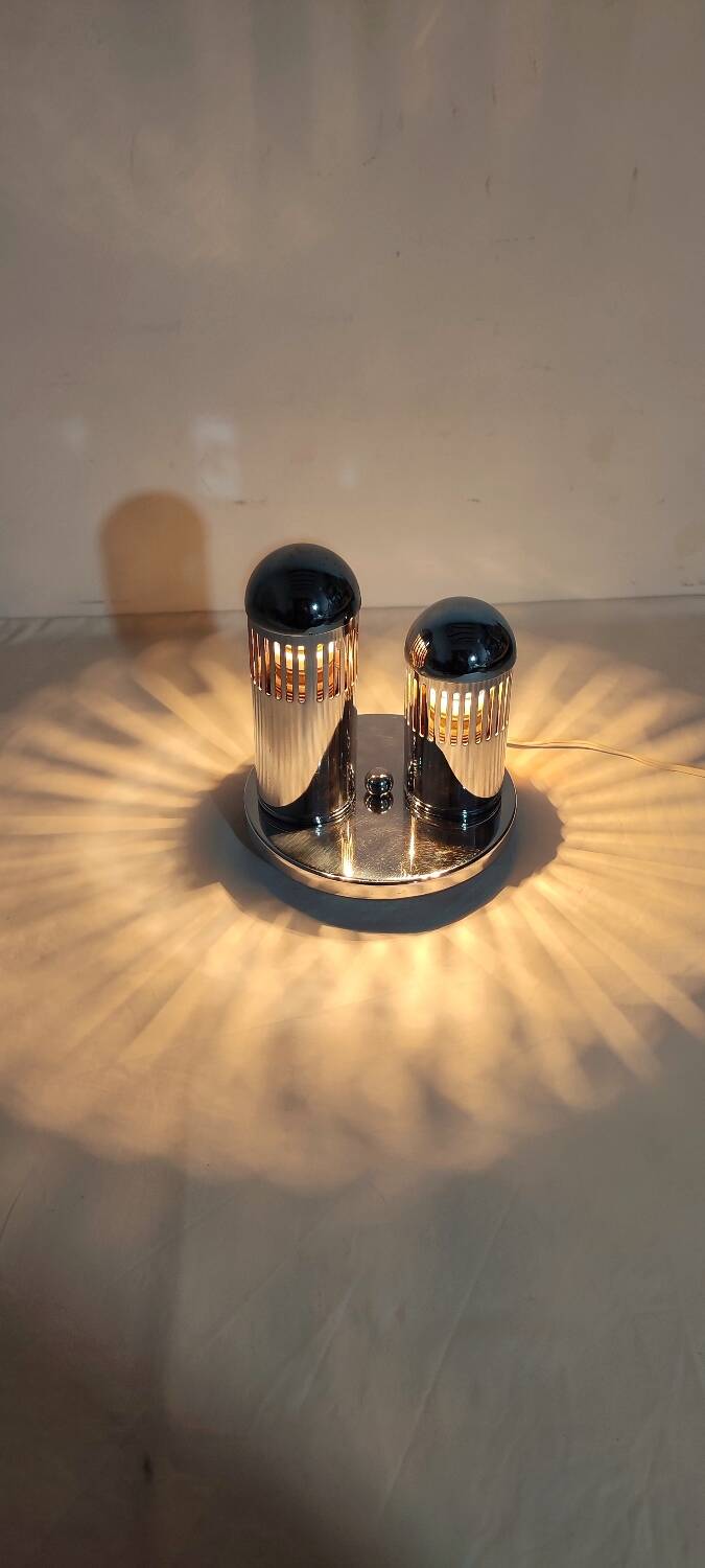 Lámpara de mesa metálica. España, 1970s.