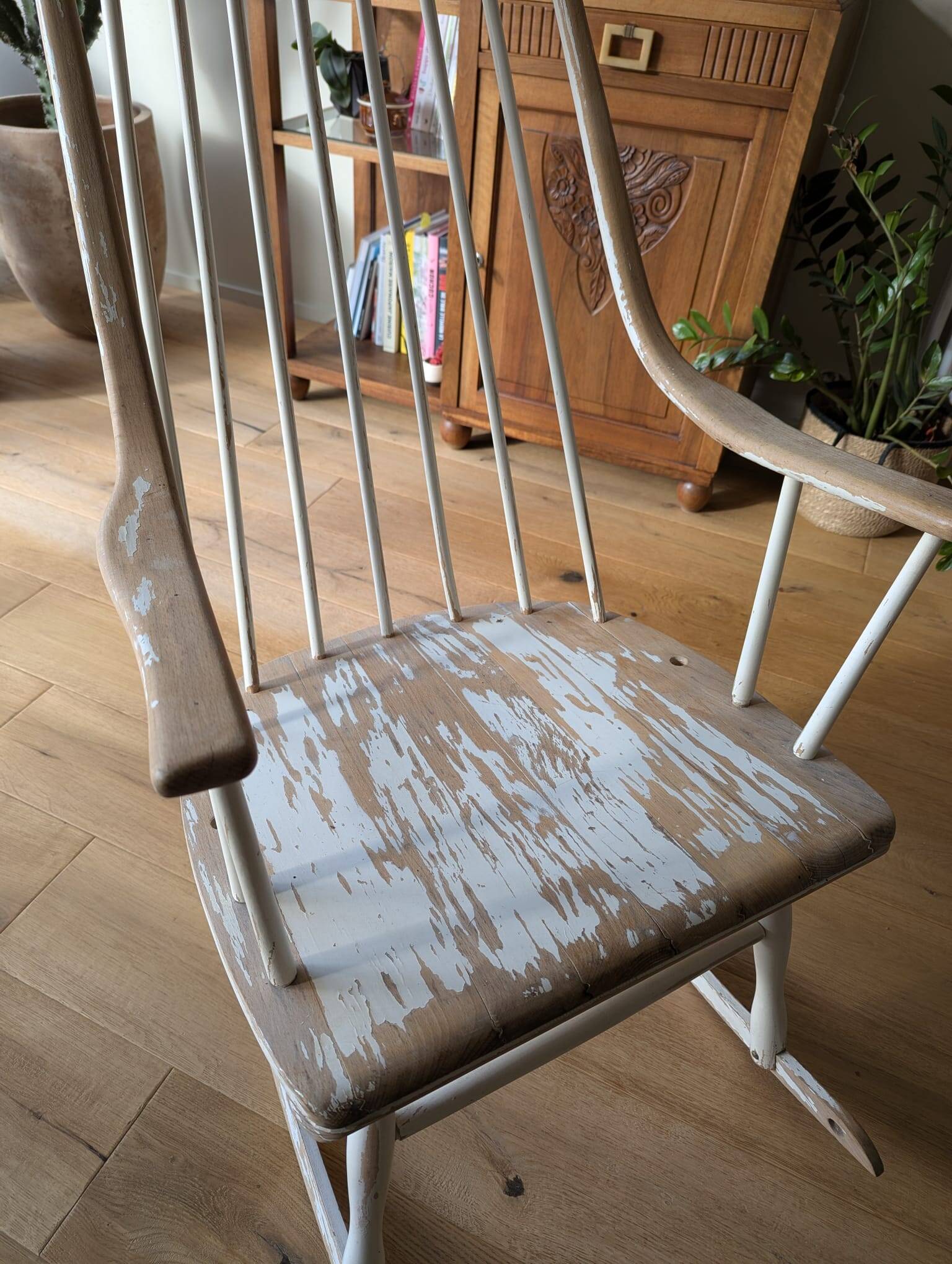 Fauteuil à bascule vintage en bois – patine d’origine