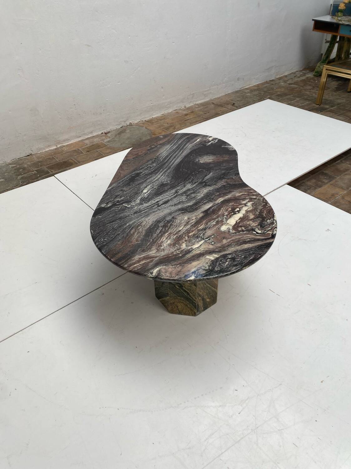 Table basse en marbre de Carrare forme organique