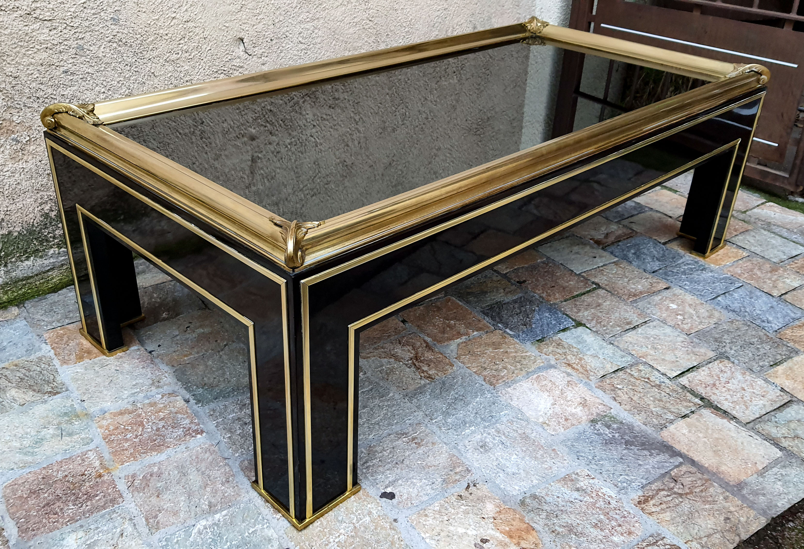 Table basse 1980 laquée noire laiton doré et verre 140cm