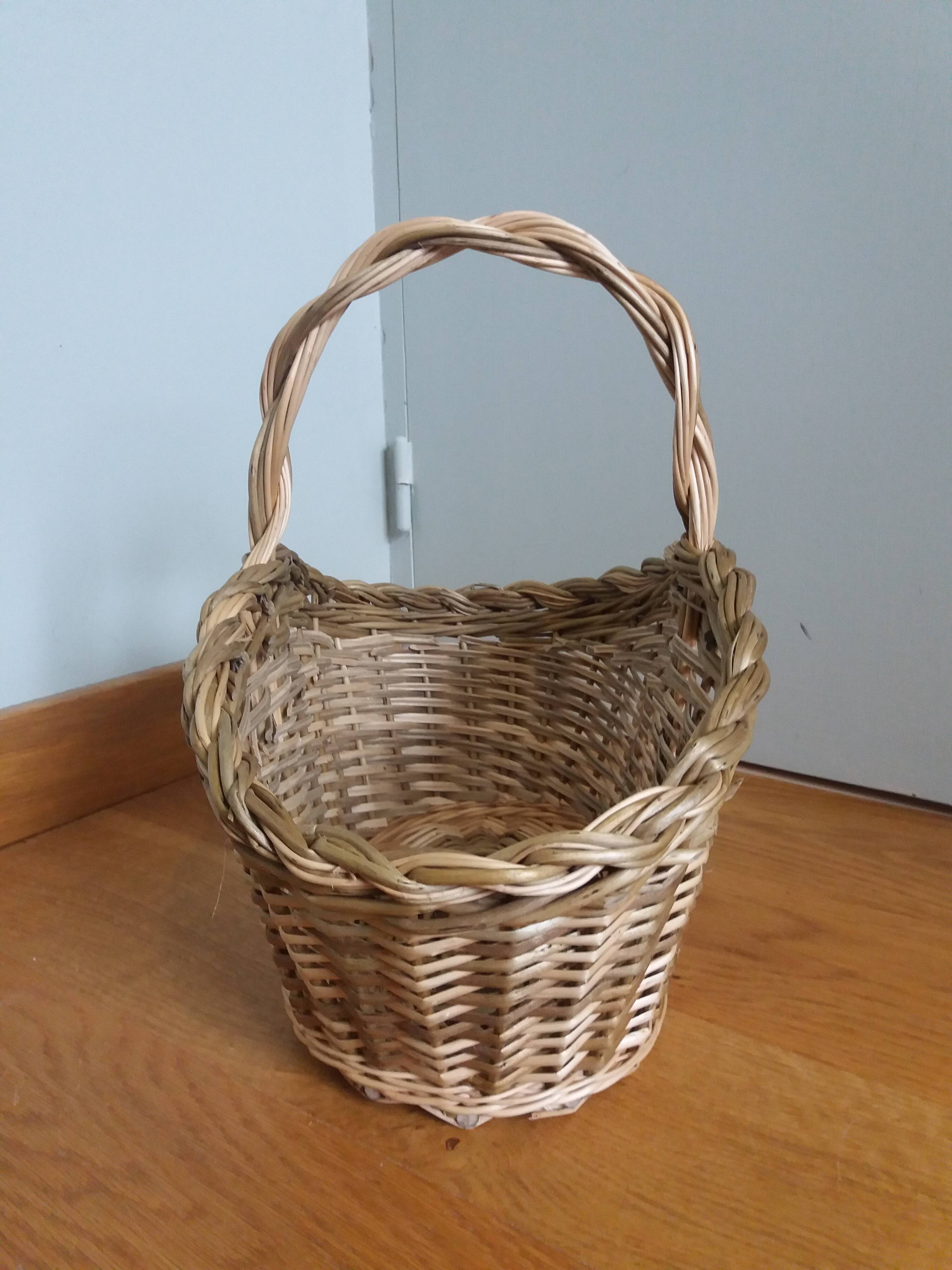Basket with wicker basket handle