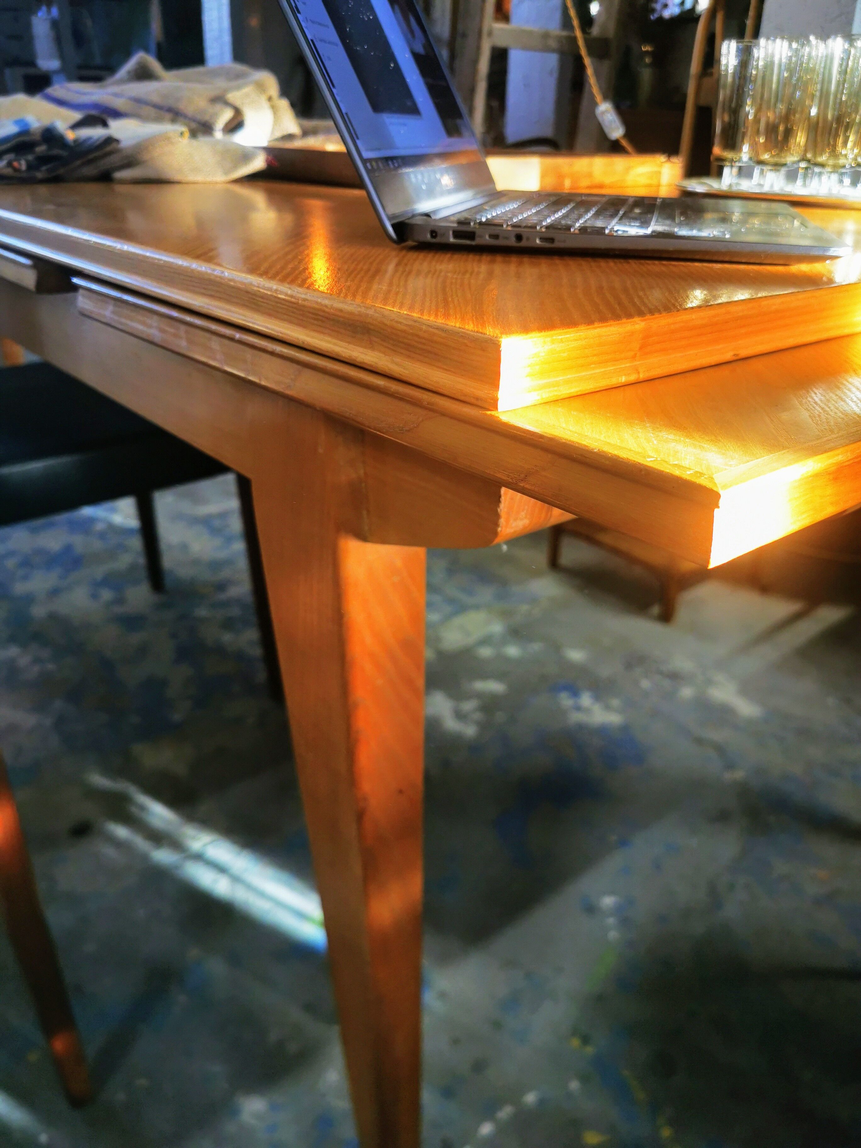 Expandable vintage table