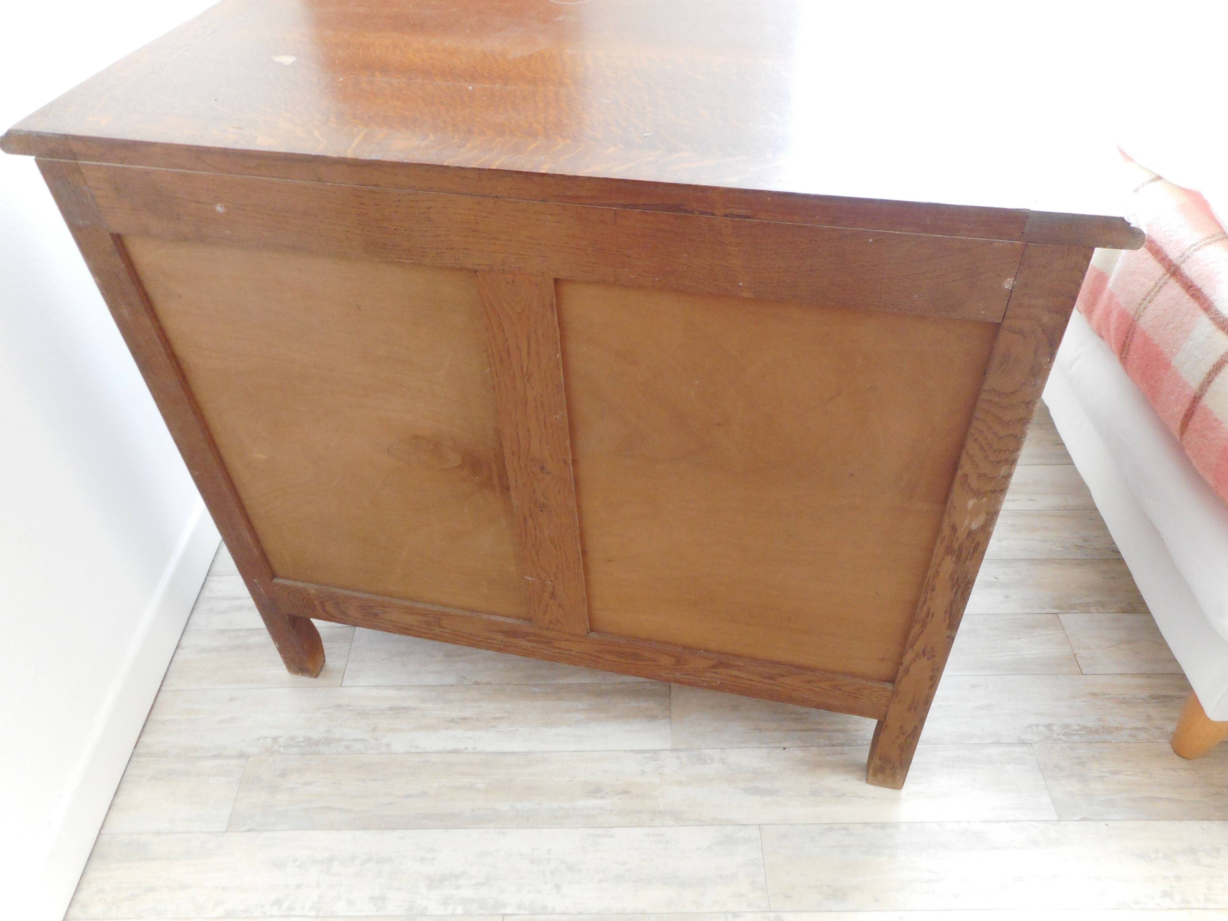 3-drawer wooden chest of drawers