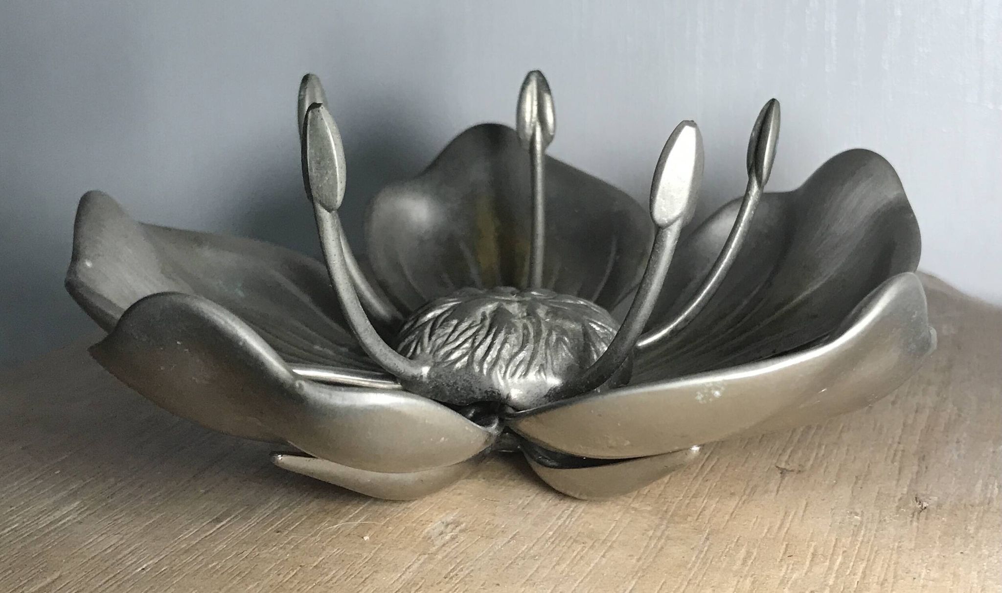 Vintage lotus flower ashtray with 5 removable petals in silver metal