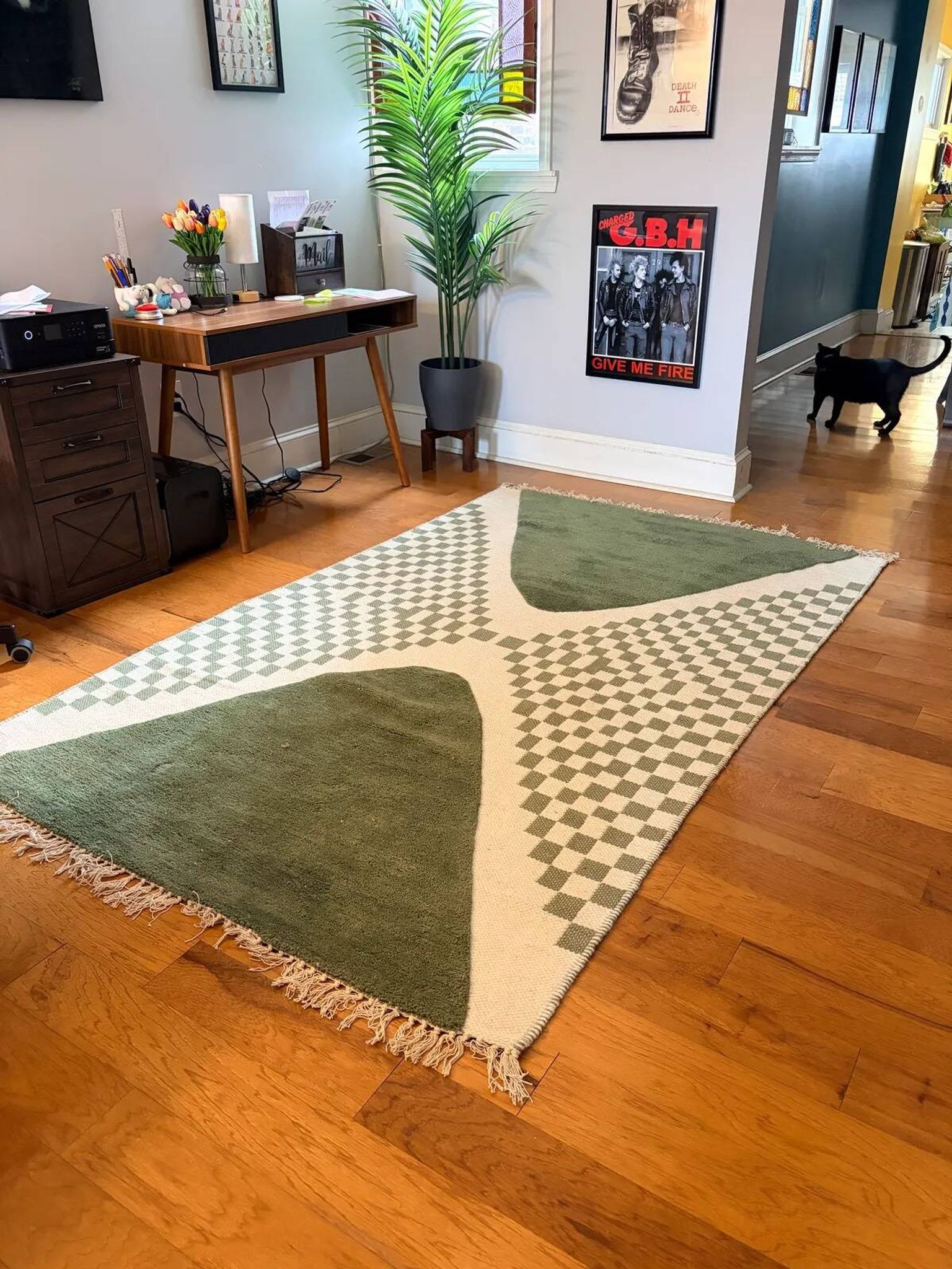 Rug measuring 230x140cm in wool.