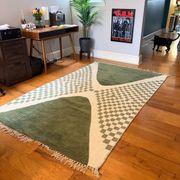 Rug measuring 230x140cm in wool.