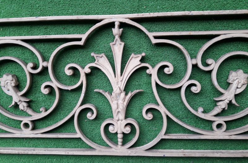 Pair bodyguards 132.5x31cm cast