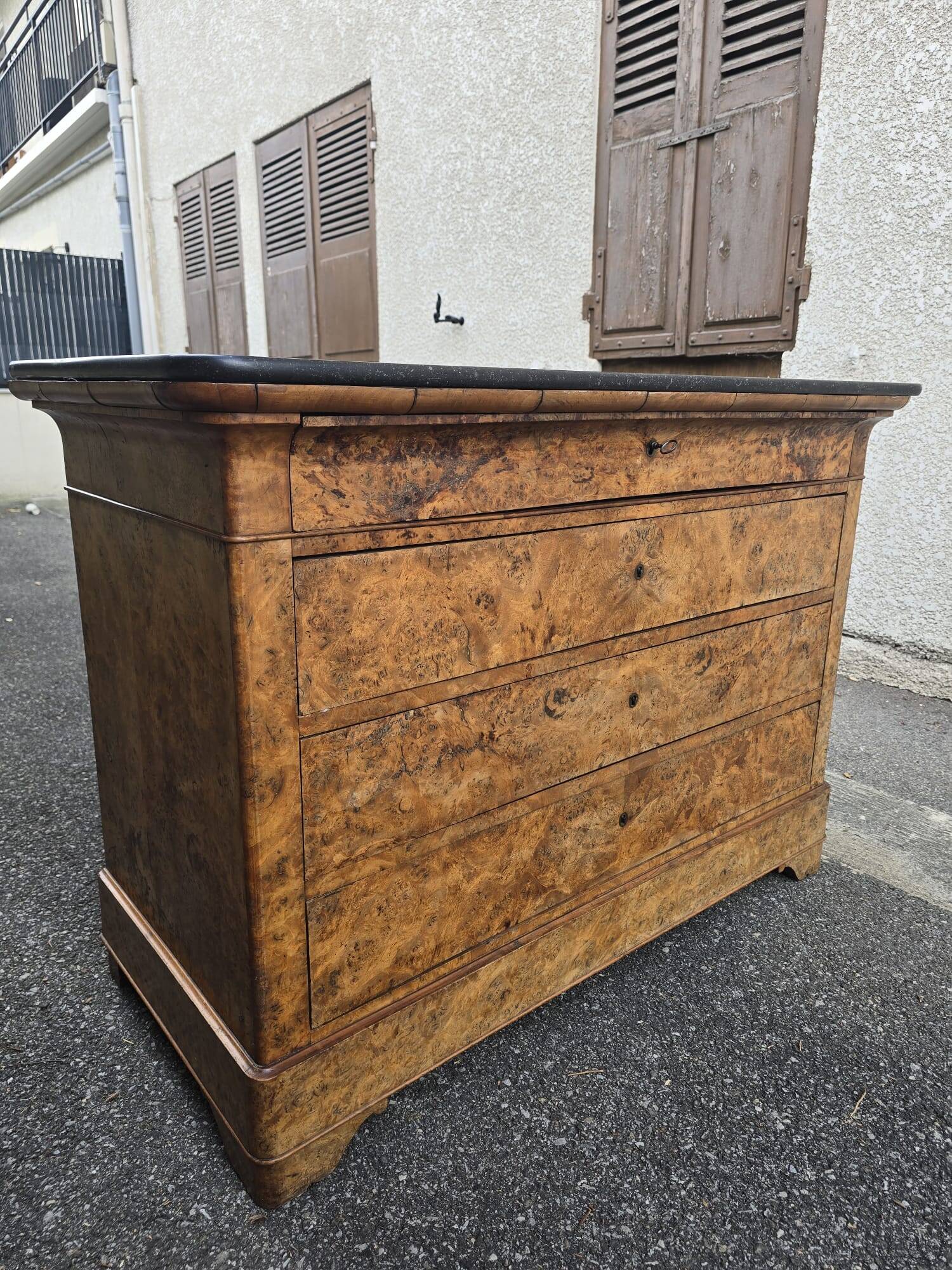 Restoration period commode in walnut burl and black marble – 19th century