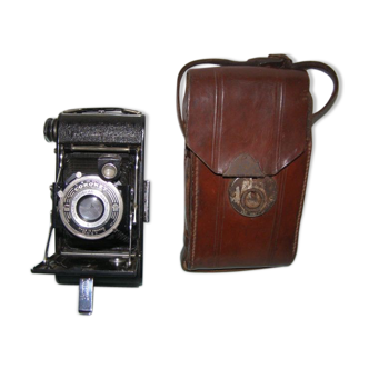 Former Coronet bellows camera (made in England) early 20th century with its leather case