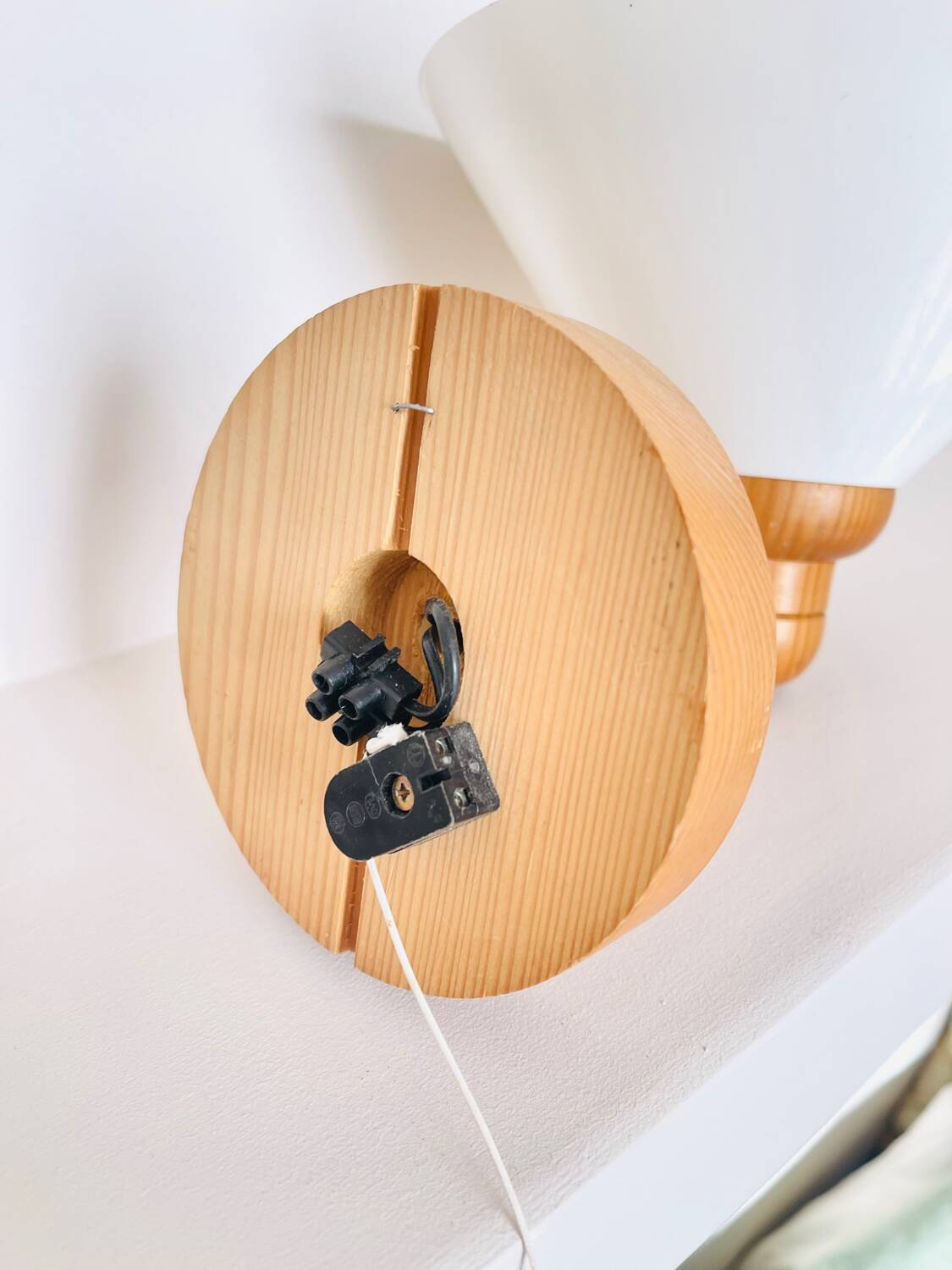 Scandinavian wall lamp in pine, circa 1970.