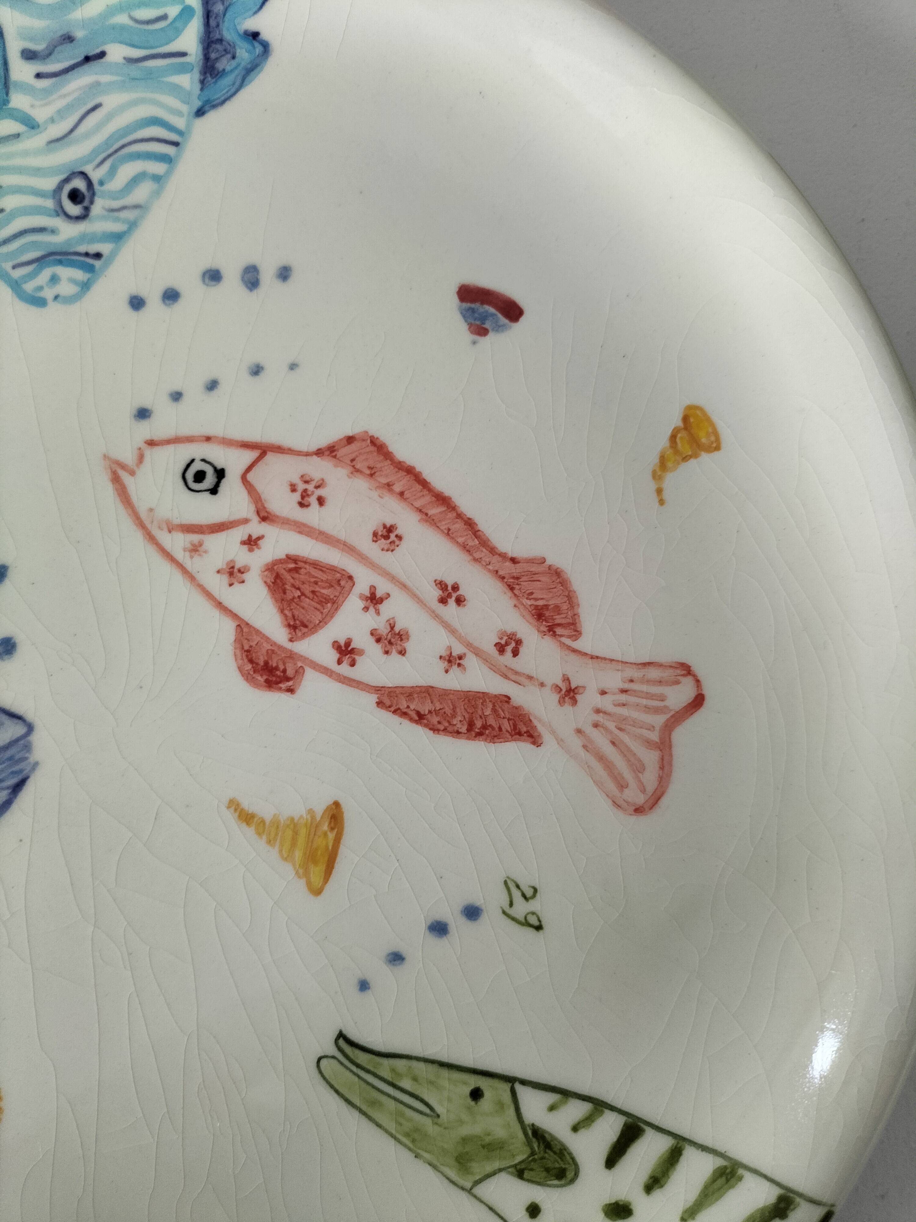 Set of two large ceramic plates – fish "head to tail" design