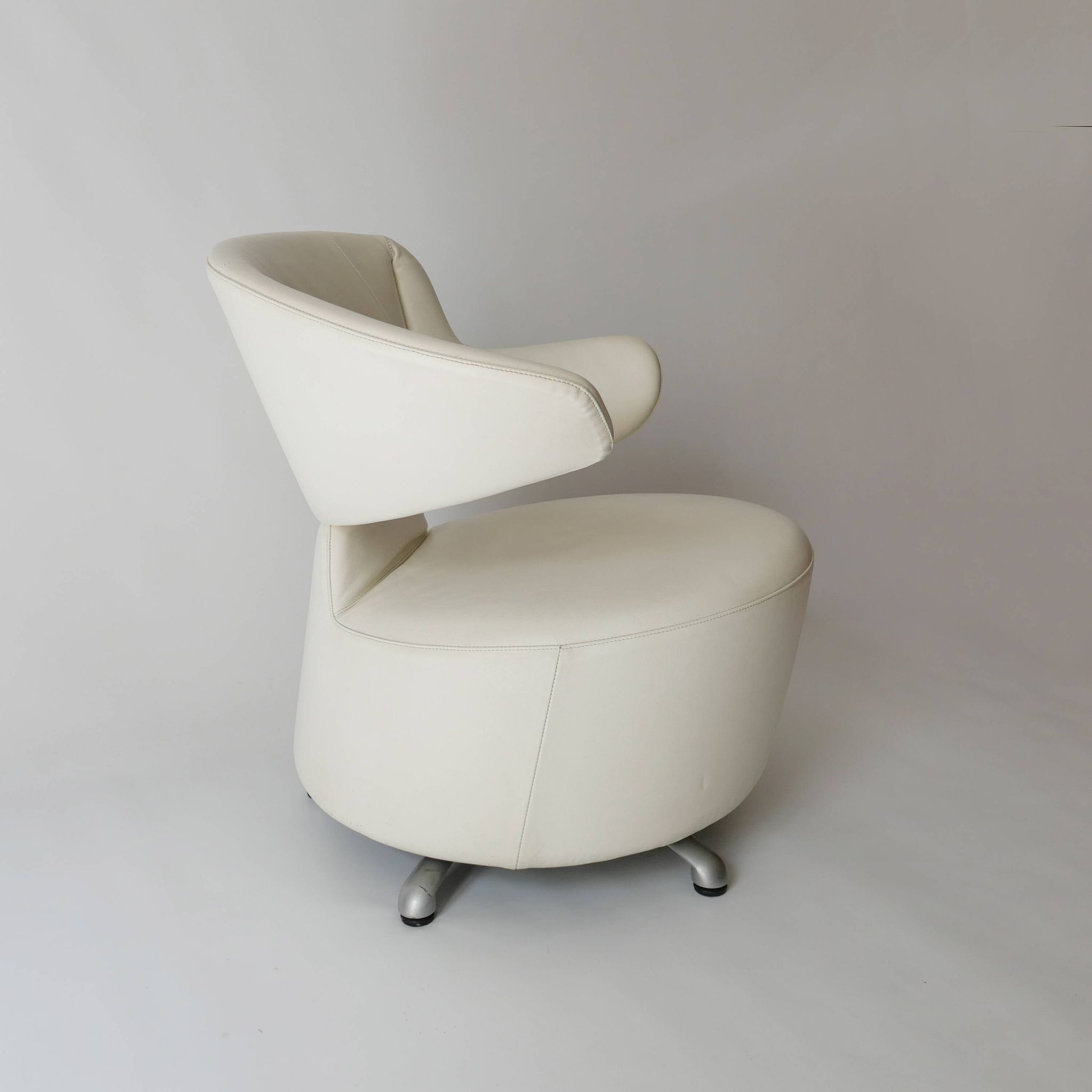 Canta and Aki swivel chairs in leather by Toshiyuki Kita for Cassina