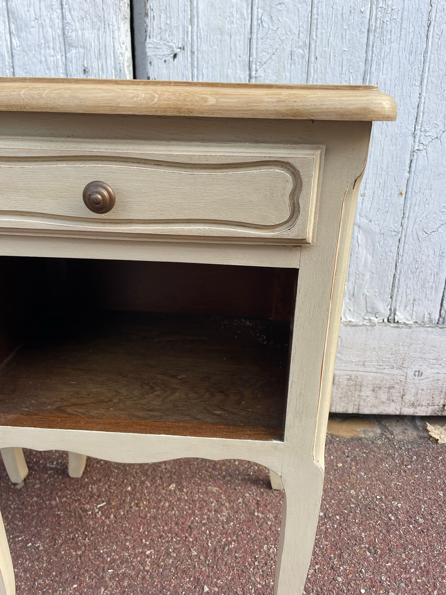 Paire chevets style Louis XV blanc bois brut