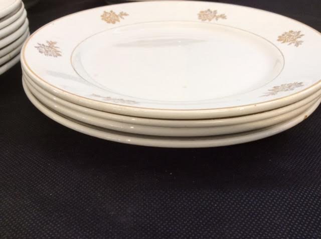 Service of 28 porcelain plates