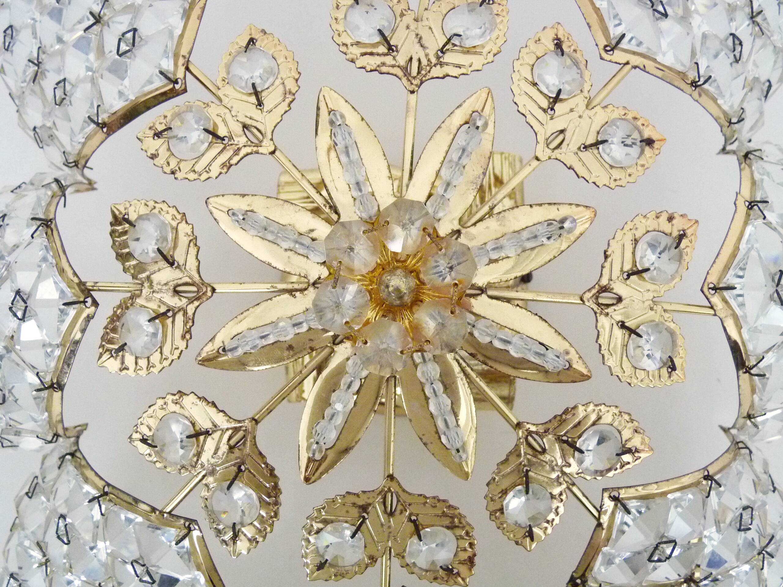 Ancien plafonnier en forme d'étoile à 4 feux en laiton, pampilles en verre. Années 80