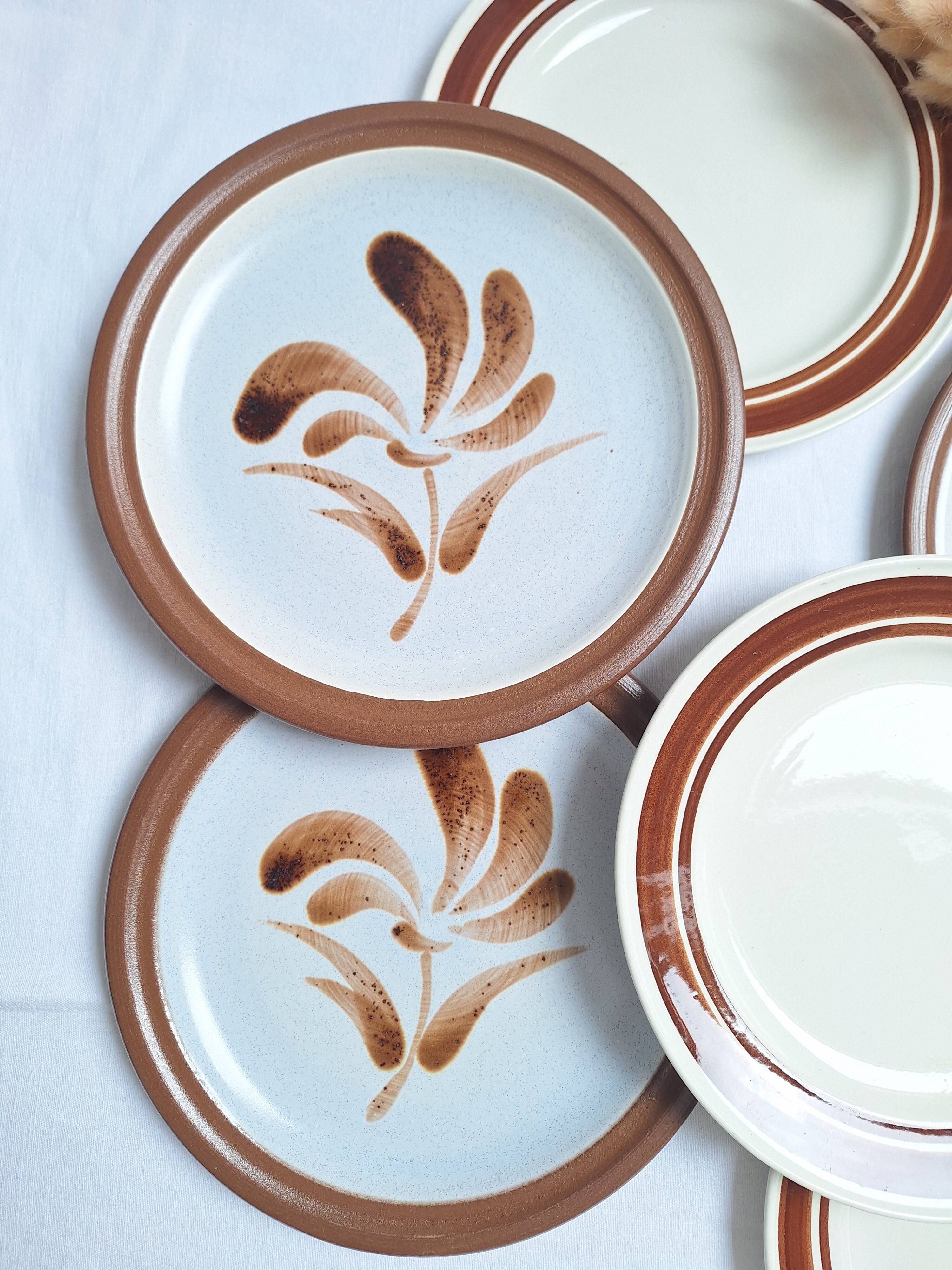Assiette plates à fleurs marron années 1970