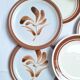 Assiette plates à fleurs marron années 1970