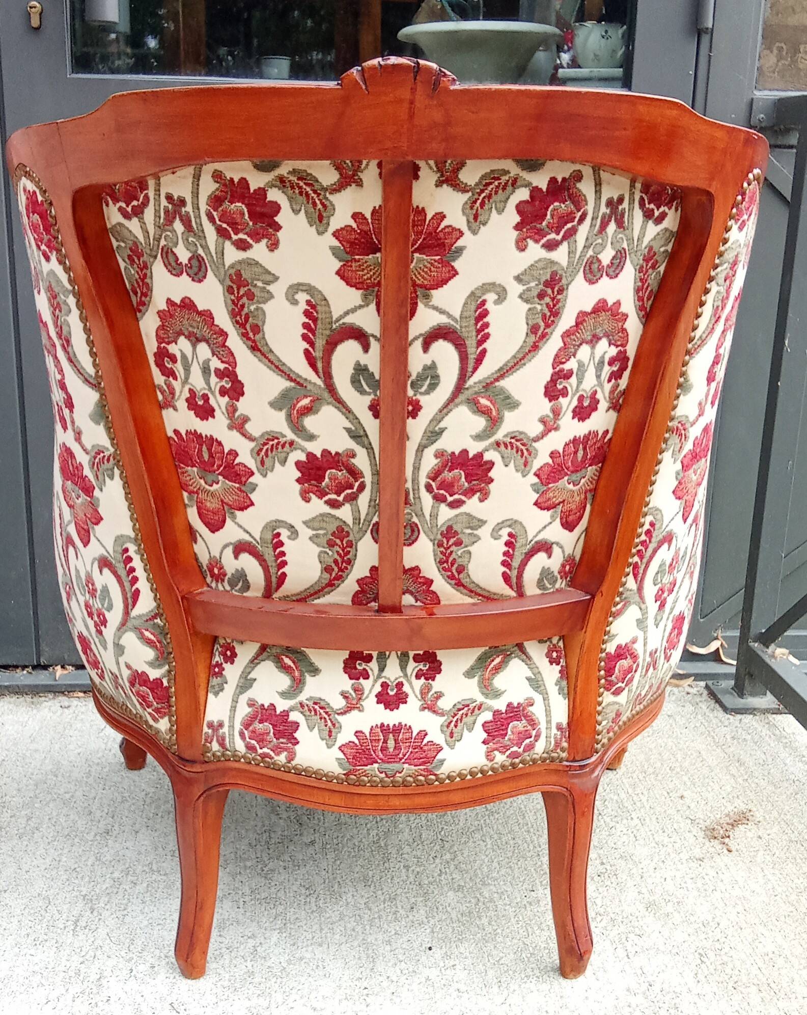 Antique salon with a banquette and Louis XV style bergère chairs.