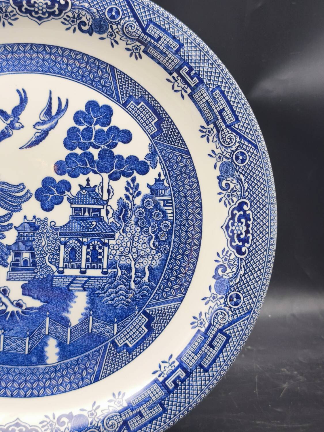Large blue and white English plate – Chinoiserie decoration – Churchill Home