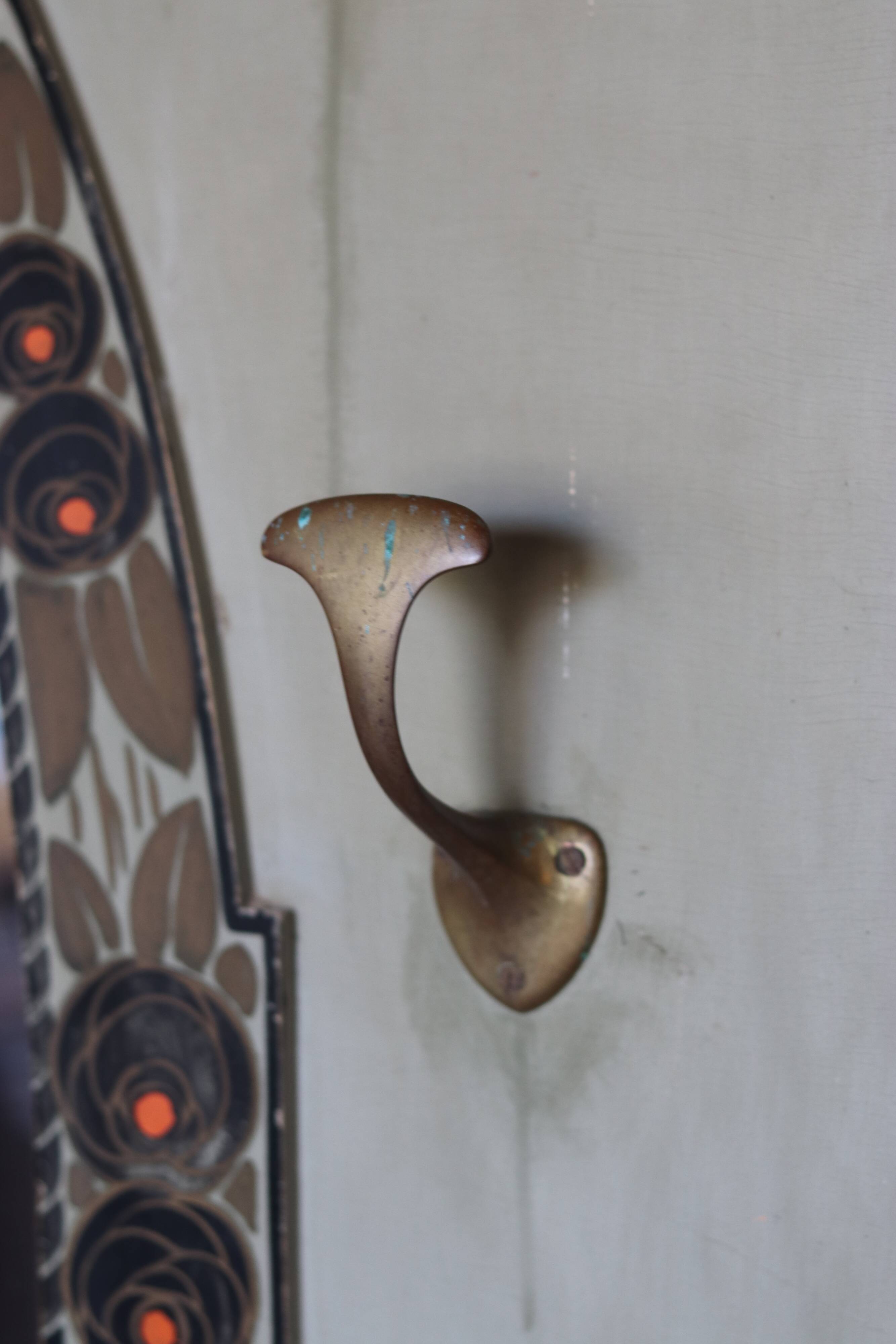 Grand vestiaire Art Deco en bois et laiton